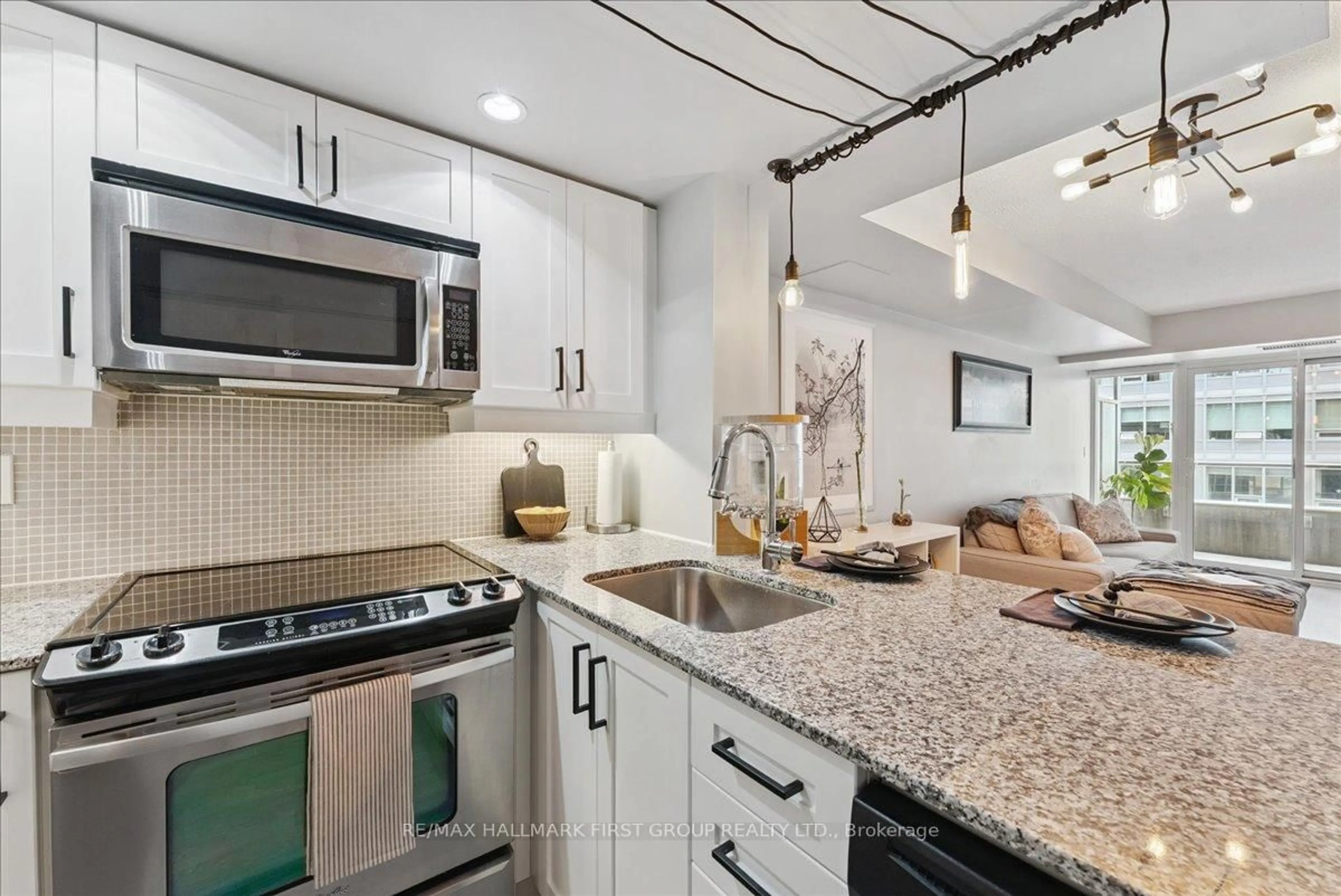 Open concept kitchen, ceramic/tile floor for 65 East Liberty St #1018, Toronto Ontario M6K 3R2