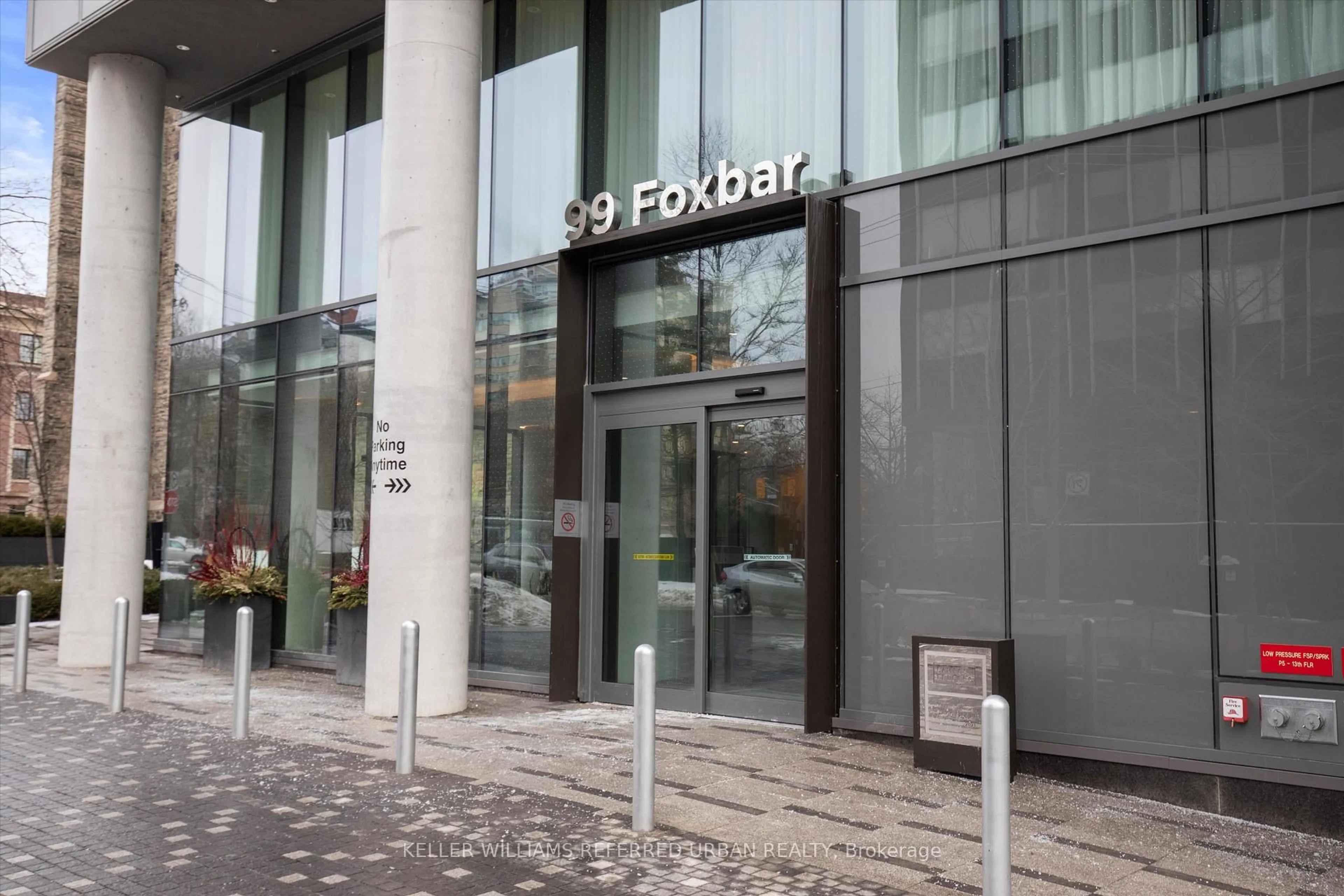 Indoor foyer for 99 Foxbar Rd #1510, Toronto Ontario M4V 2G5