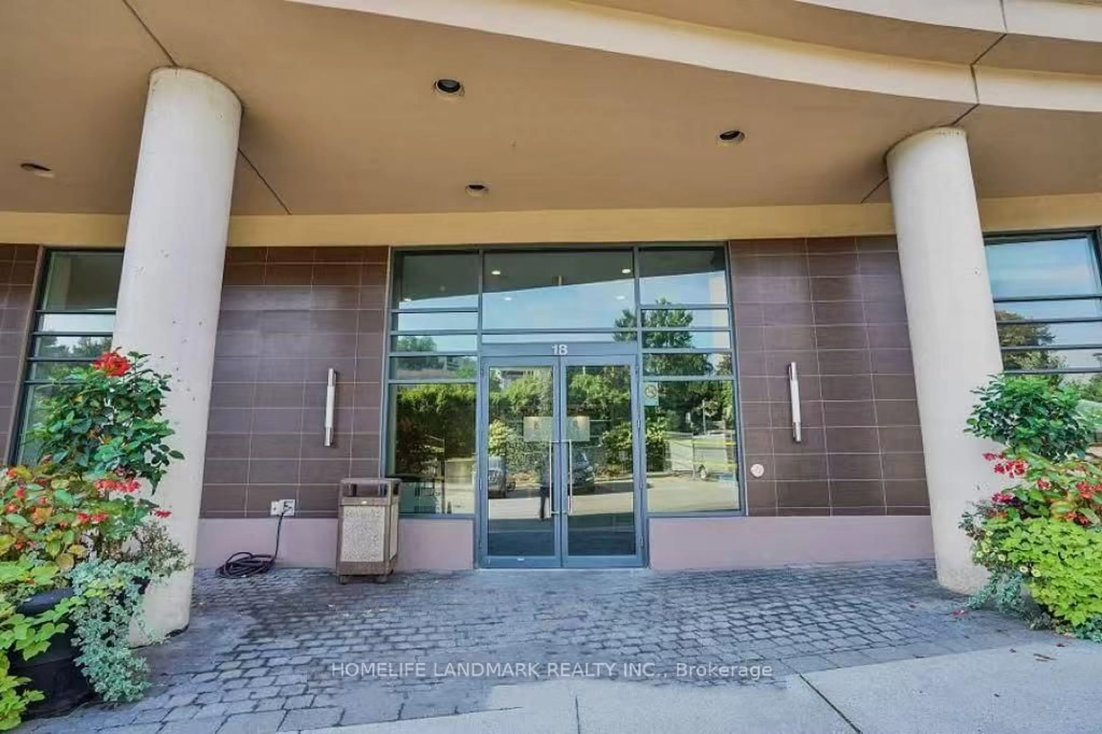 Indoor foyer for 18 Valley Woods Rd #1002, Toronto Ontario M3A 0A1