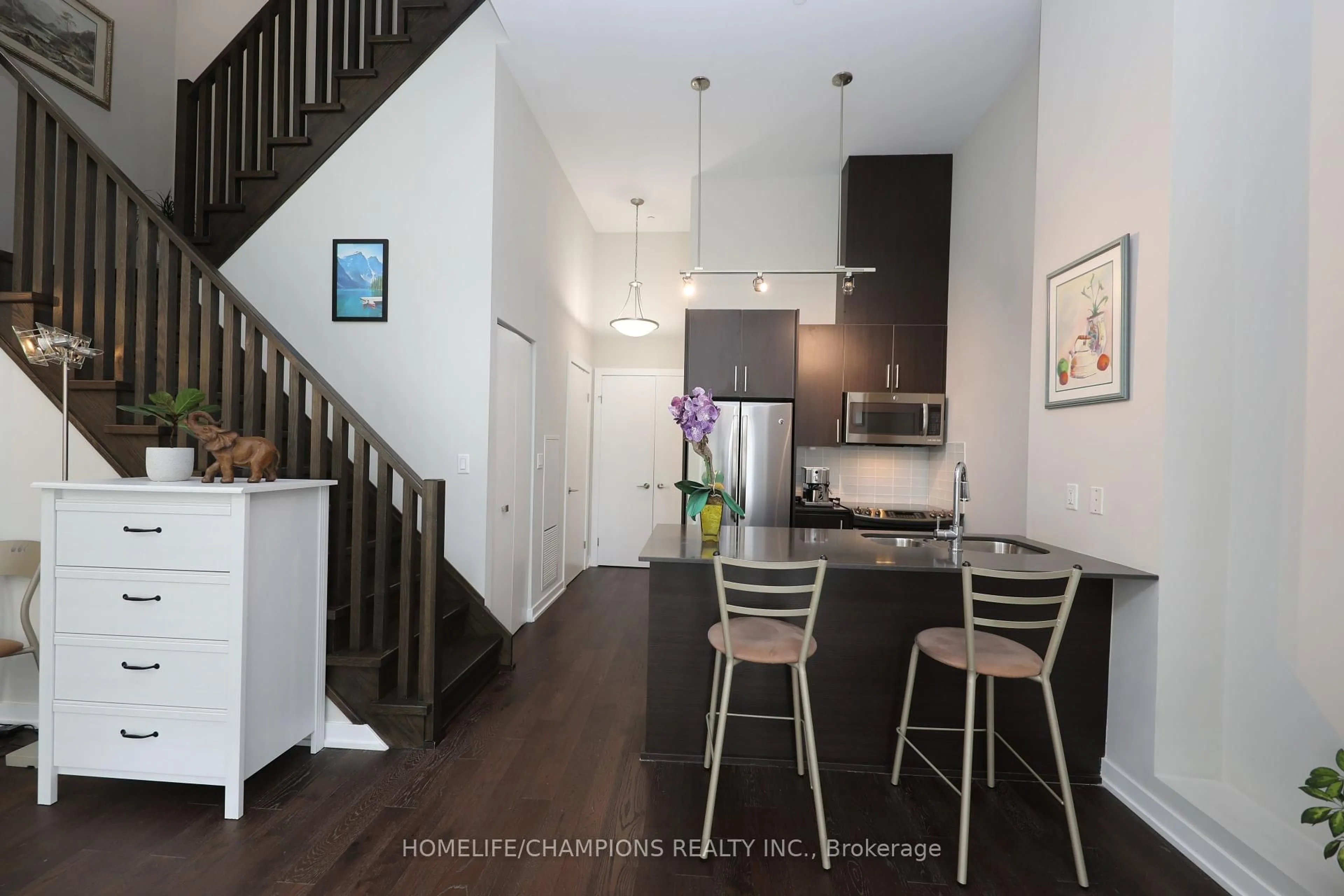 Open concept kitchen, wood/laminate floor for 20 Bruyeres Mews #Th10, Toronto Ontario M5V 0G8