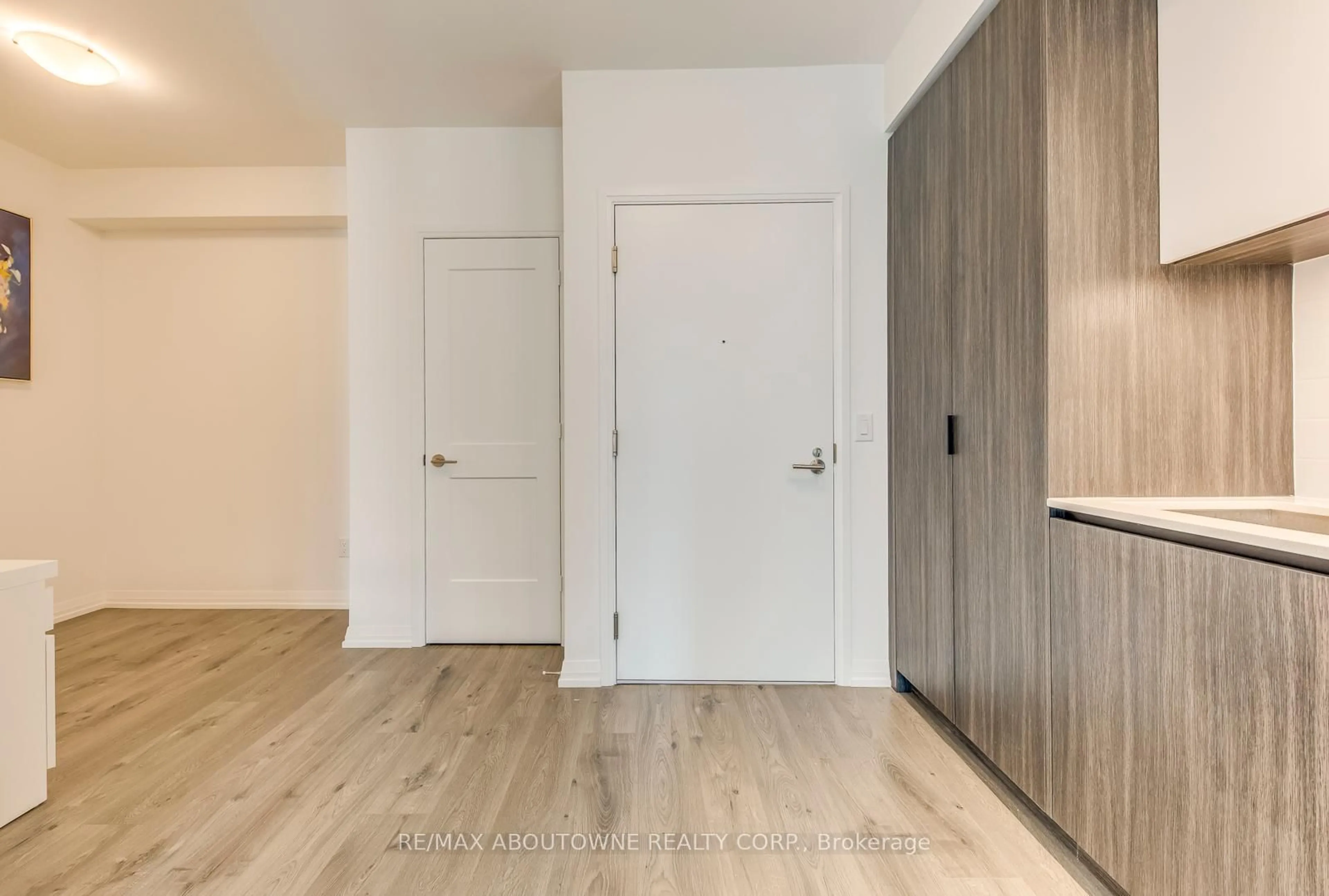 Indoor entryway for 8 Widmer St #3407, Toronto Ontario M5V 0W6