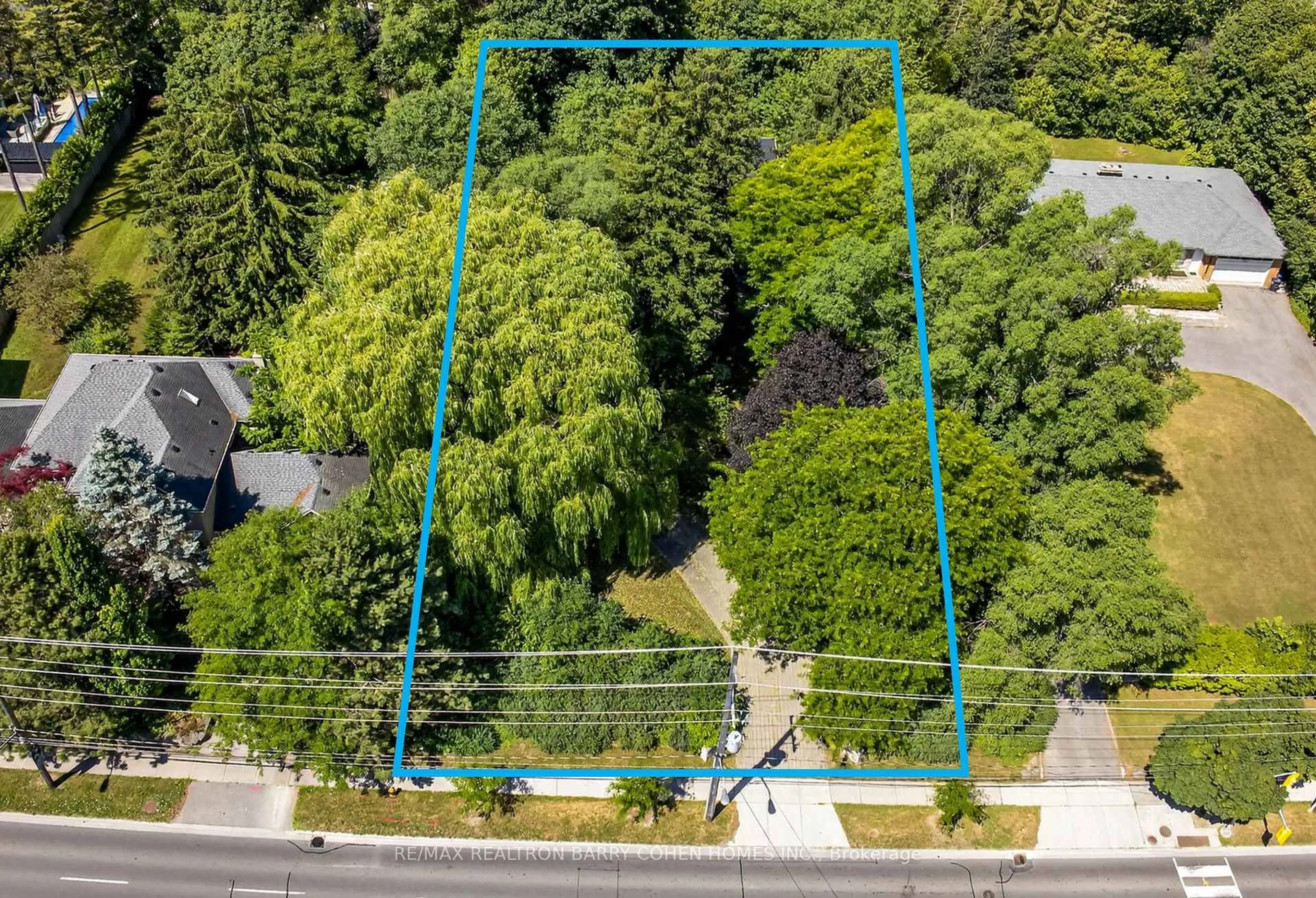 A pic from outside/outdoor area/front of a property/back of a property/a pic from drone, street for 2472 Bayview Ave, Toronto Ontario M2L 1A7