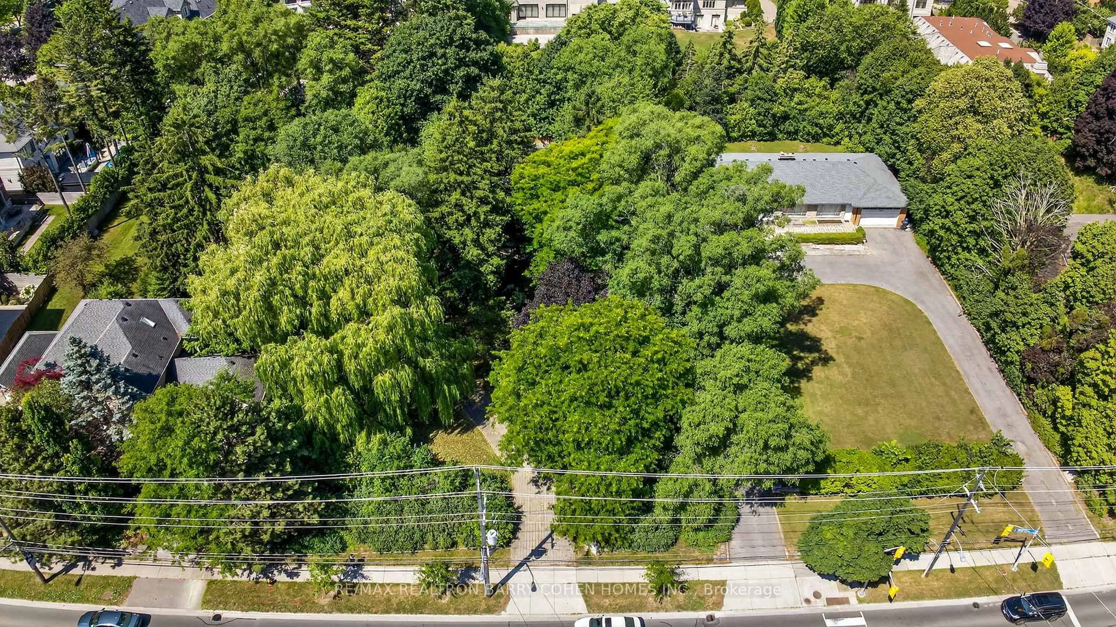 A pic from outside/outdoor area/front of a property/back of a property/a pic from drone, unknown for 2472 Bayview Ave, Toronto Ontario M2L 1A7