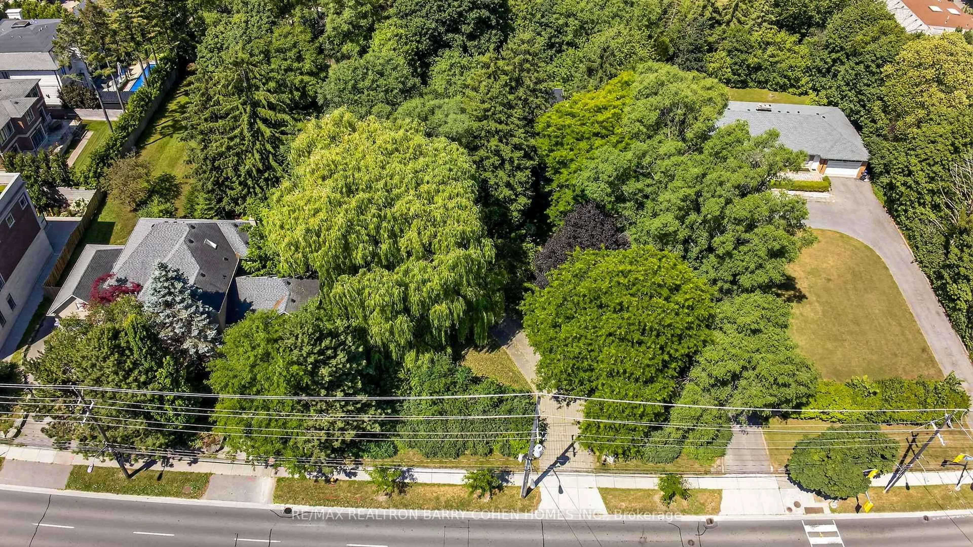 A pic from outside/outdoor area/front of a property/back of a property/a pic from drone, unknown for 2472 Bayview Ave, Toronto Ontario M2L 1A7