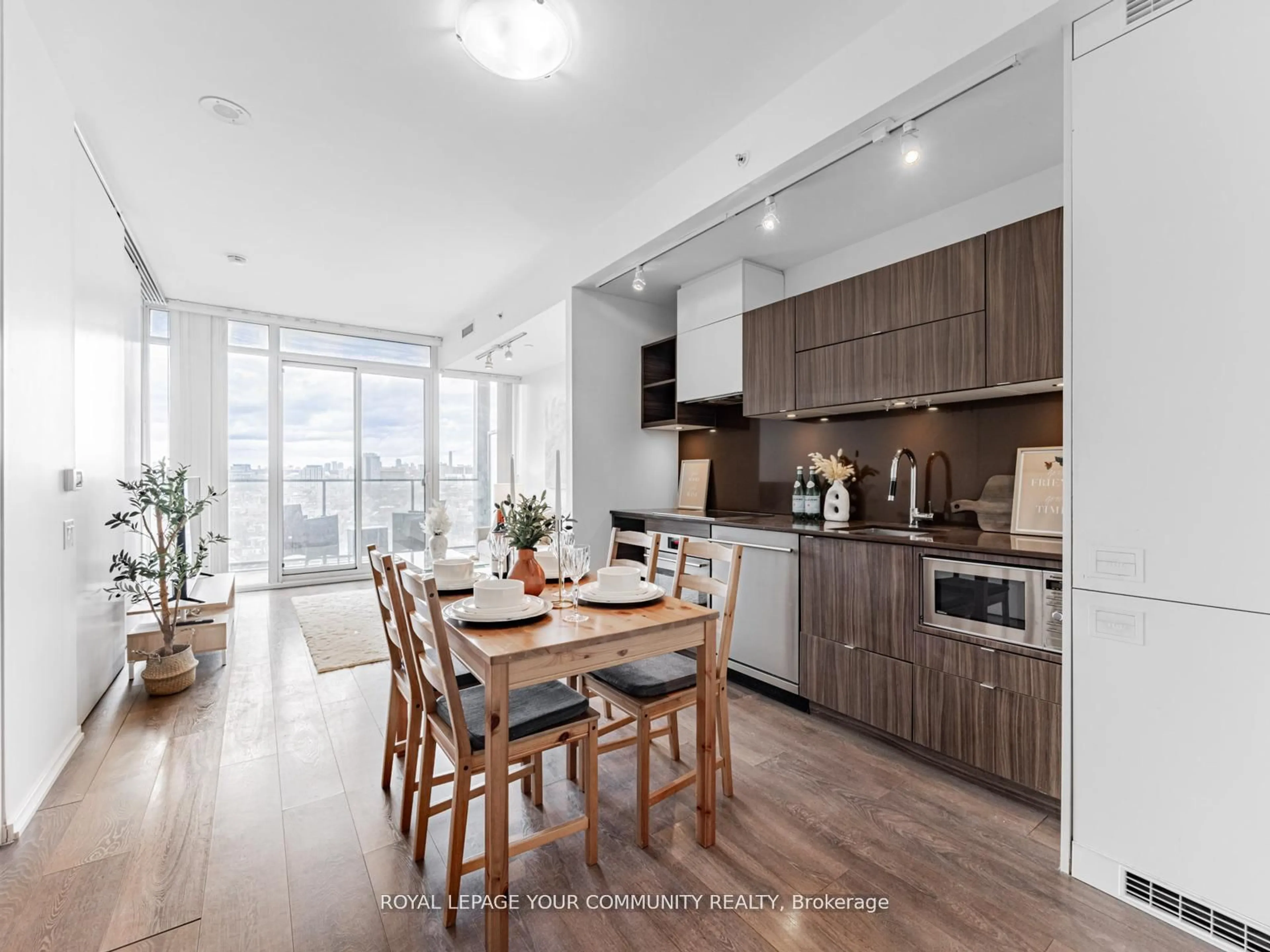 Open concept kitchen, wood/laminate floor for 125 Peter St #1604, Toronto Ontario M5V 0M2