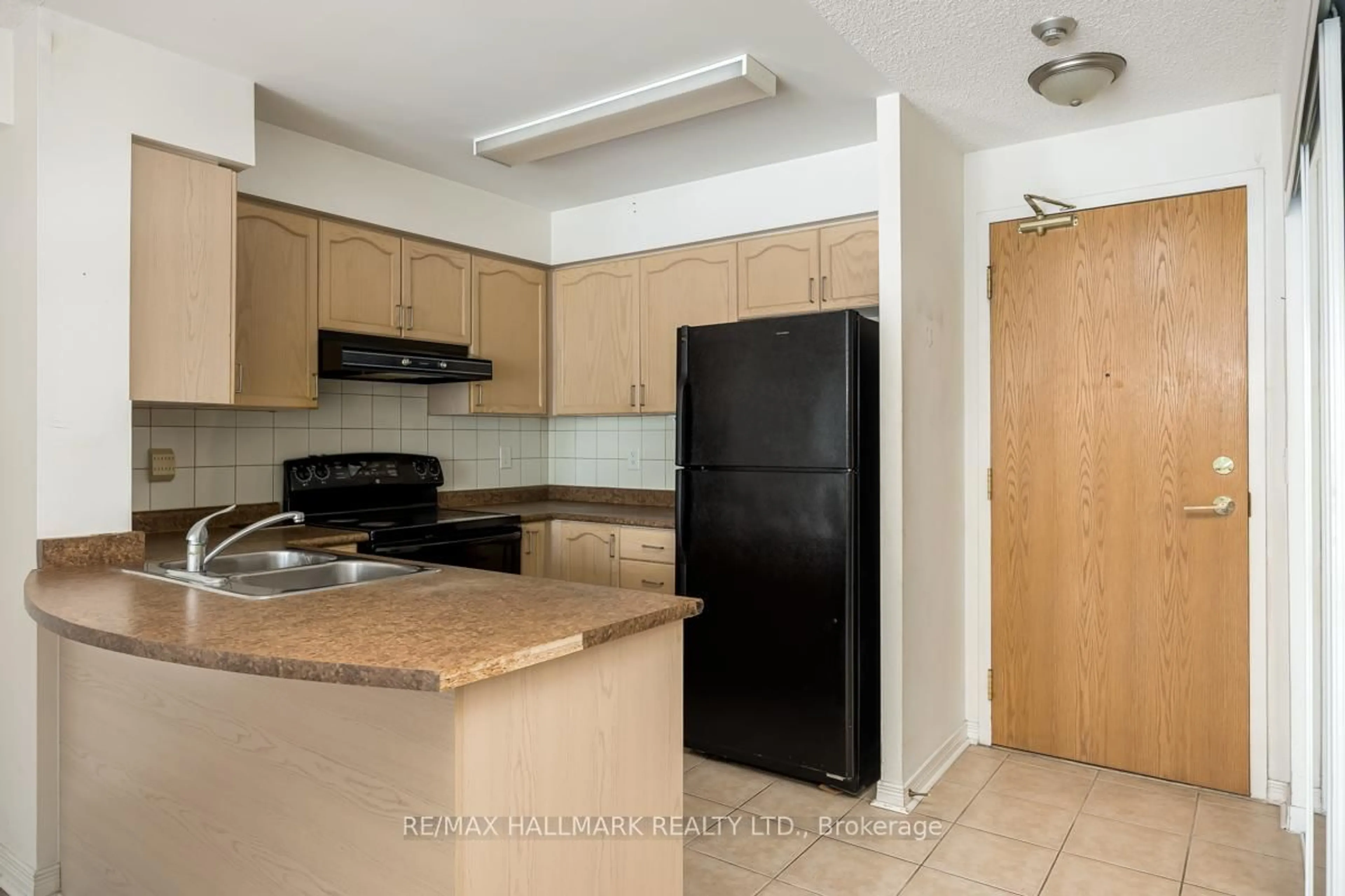 Standard kitchen, ceramic/tile floor for 5500 Yonge St #403, Toronto Ontario M2N 7L1