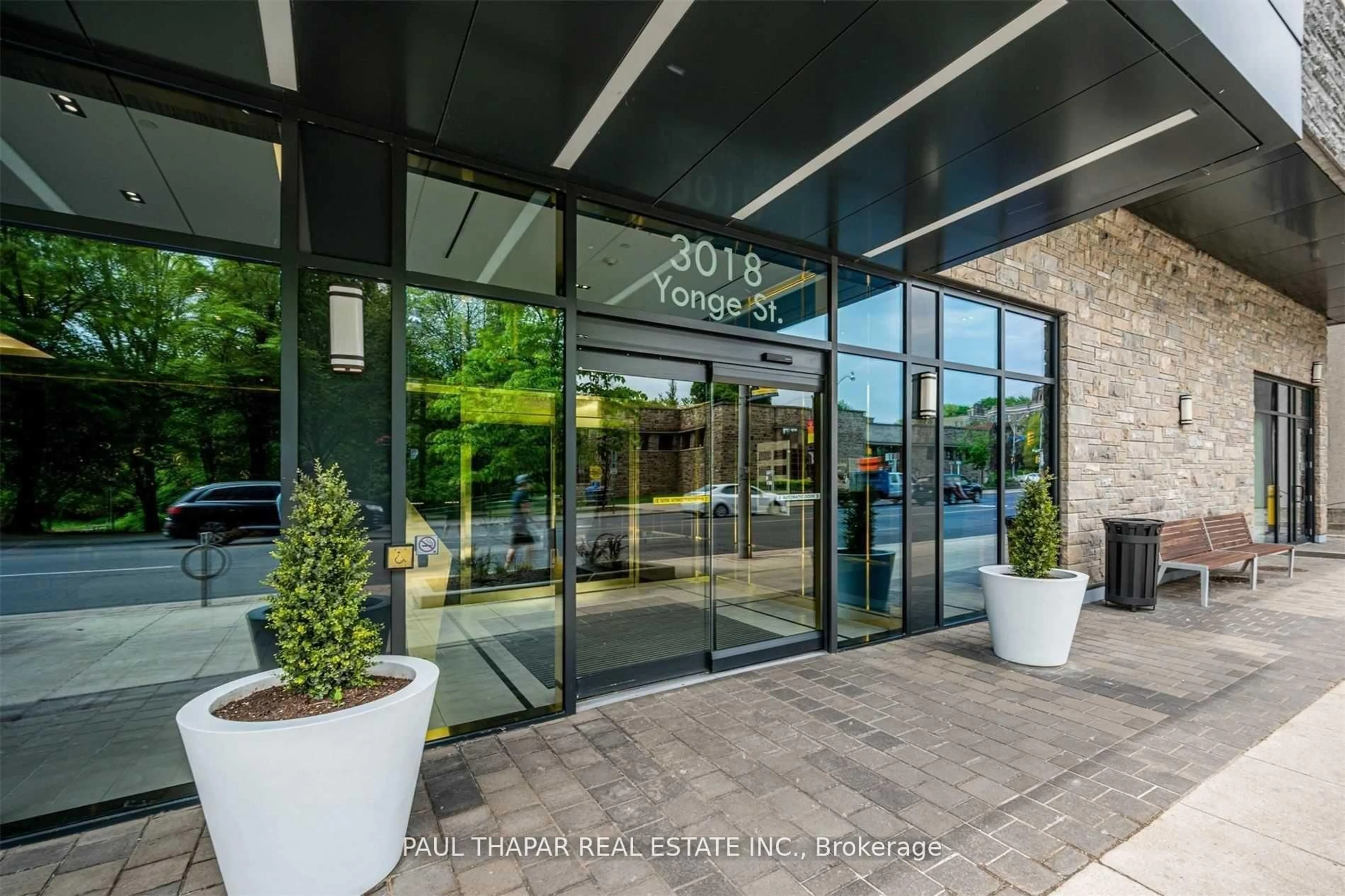 Indoor foyer for 3018 Yonge St #1114, Toronto Ontario M4N 0A5