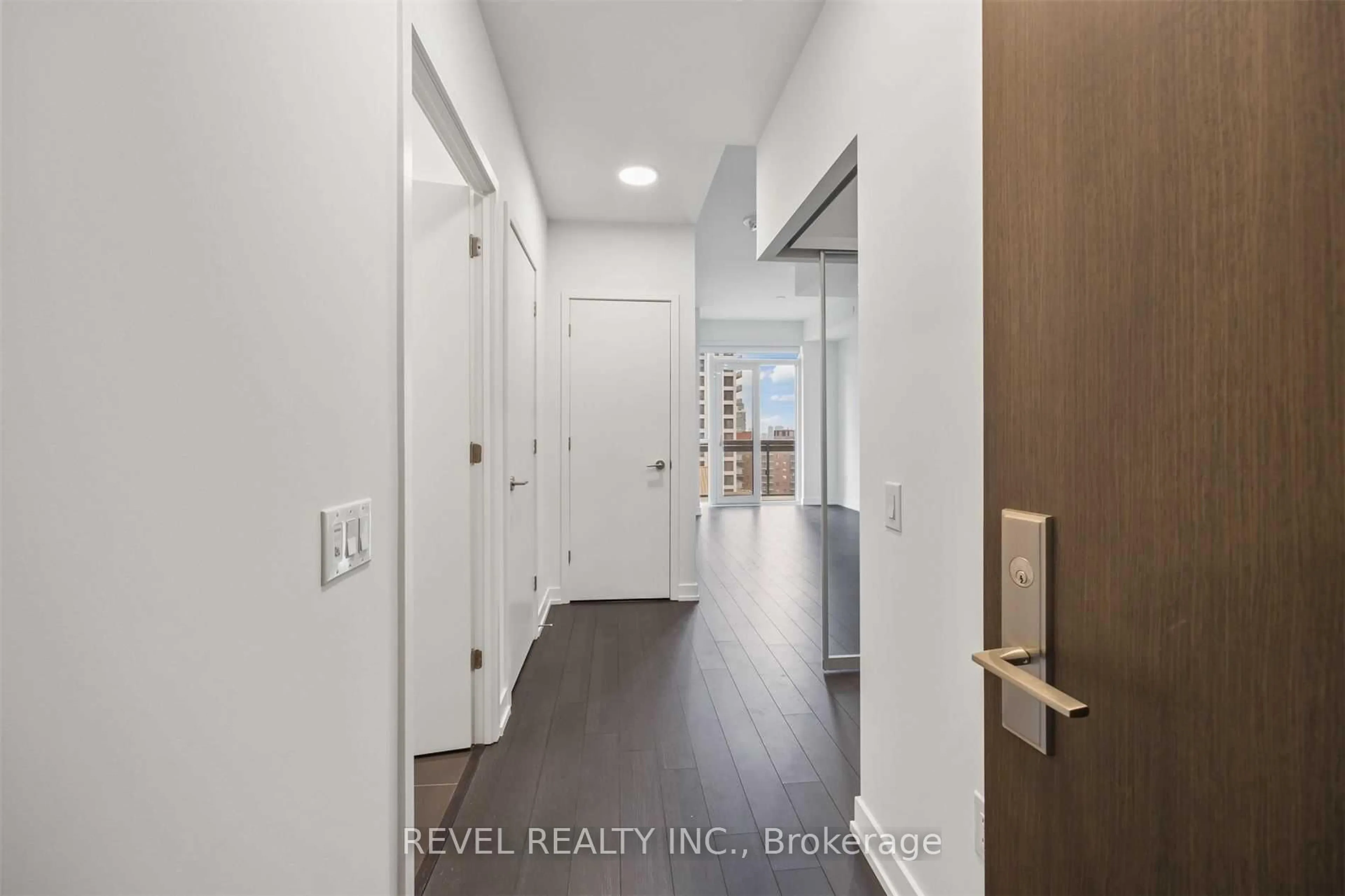 Indoor entryway for 39 Roehampton Ave #1210, Toronto Ontario M4P 1P9