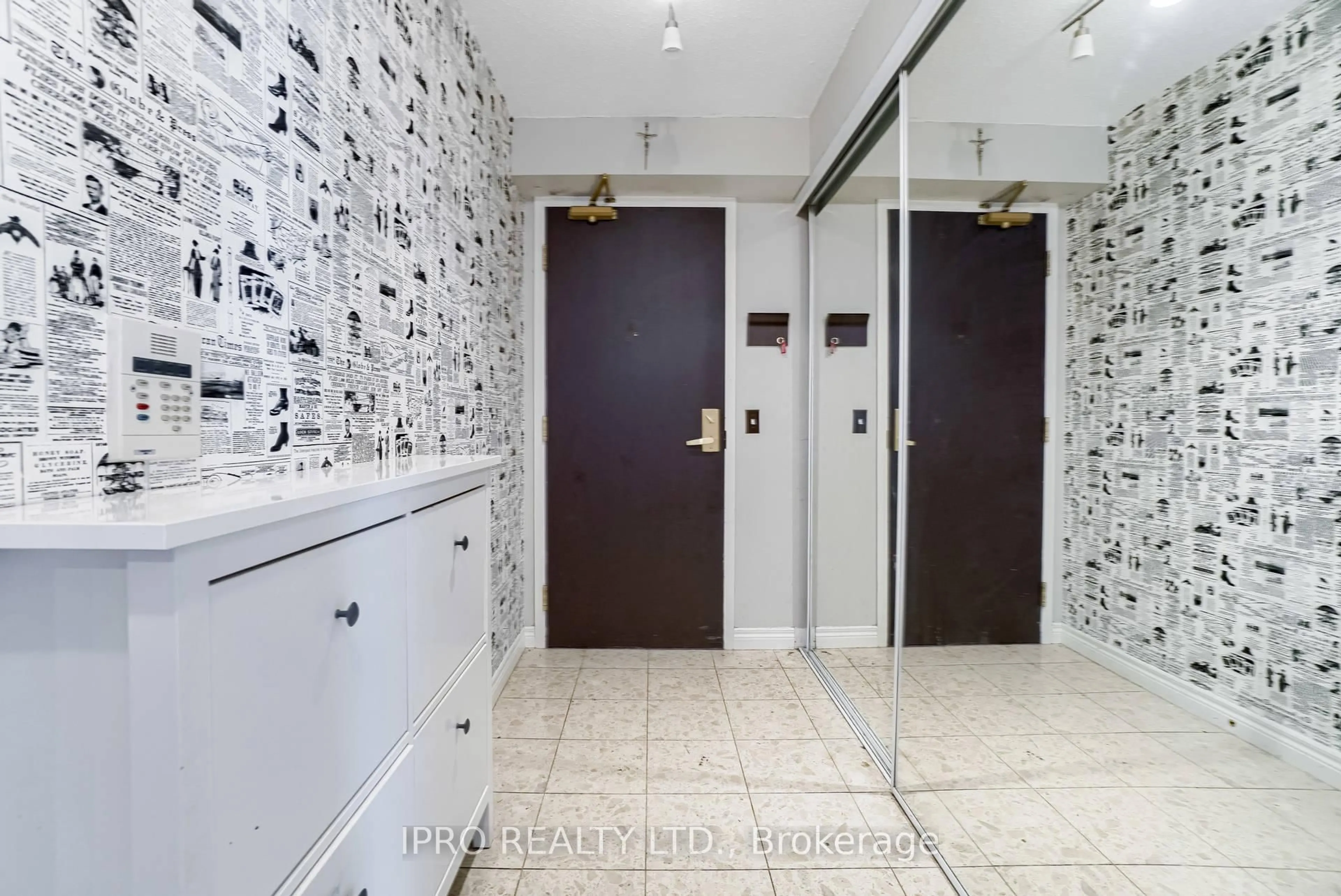 Indoor foyer for 30 Grand Trunk Cres #2015, Toronto Ontario M5J 3A4