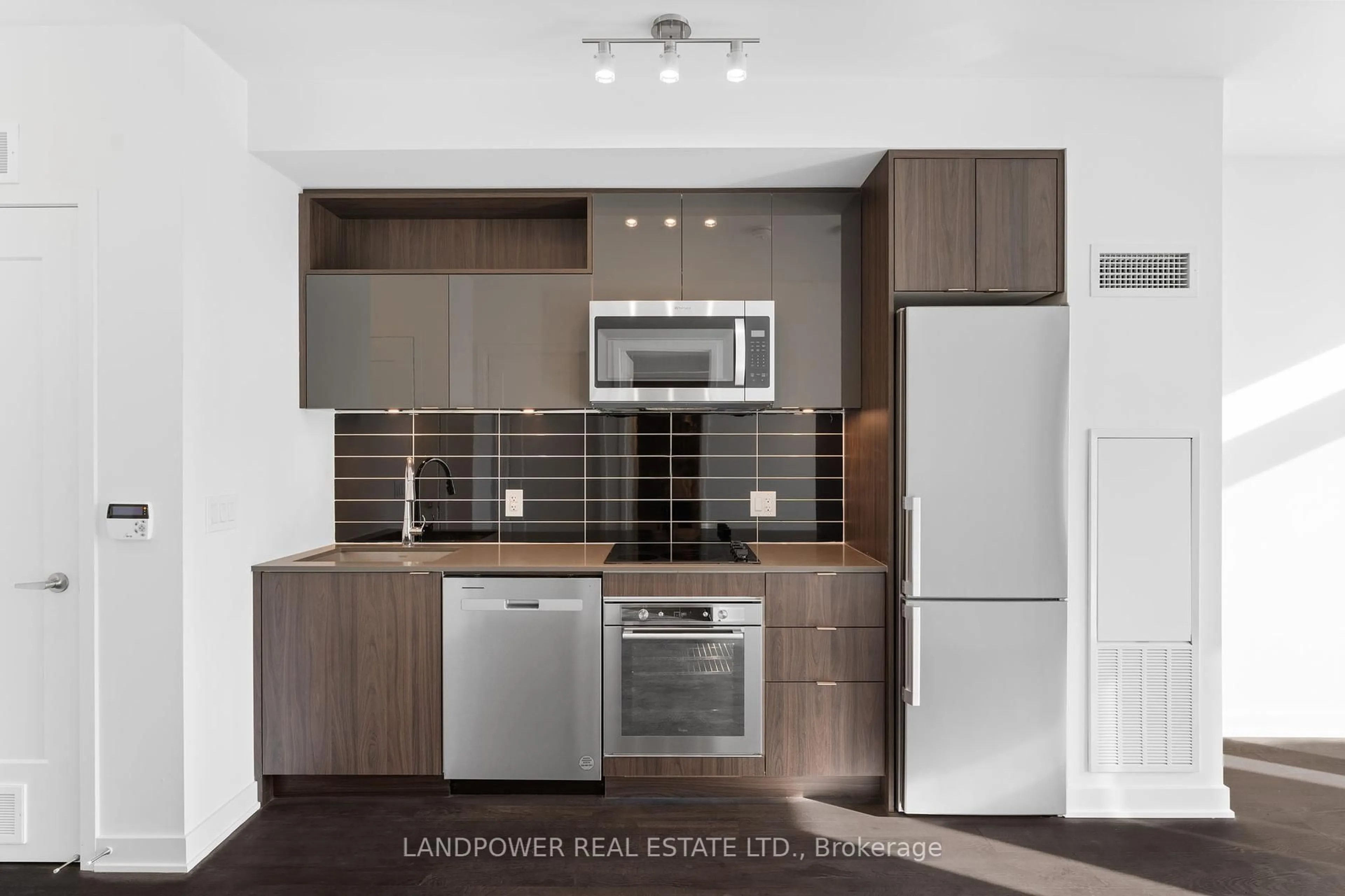 Standard kitchen, wood/laminate floor for 121 Lower Sherbourne St #D1051, Toronto Ontario M5A 0W8
