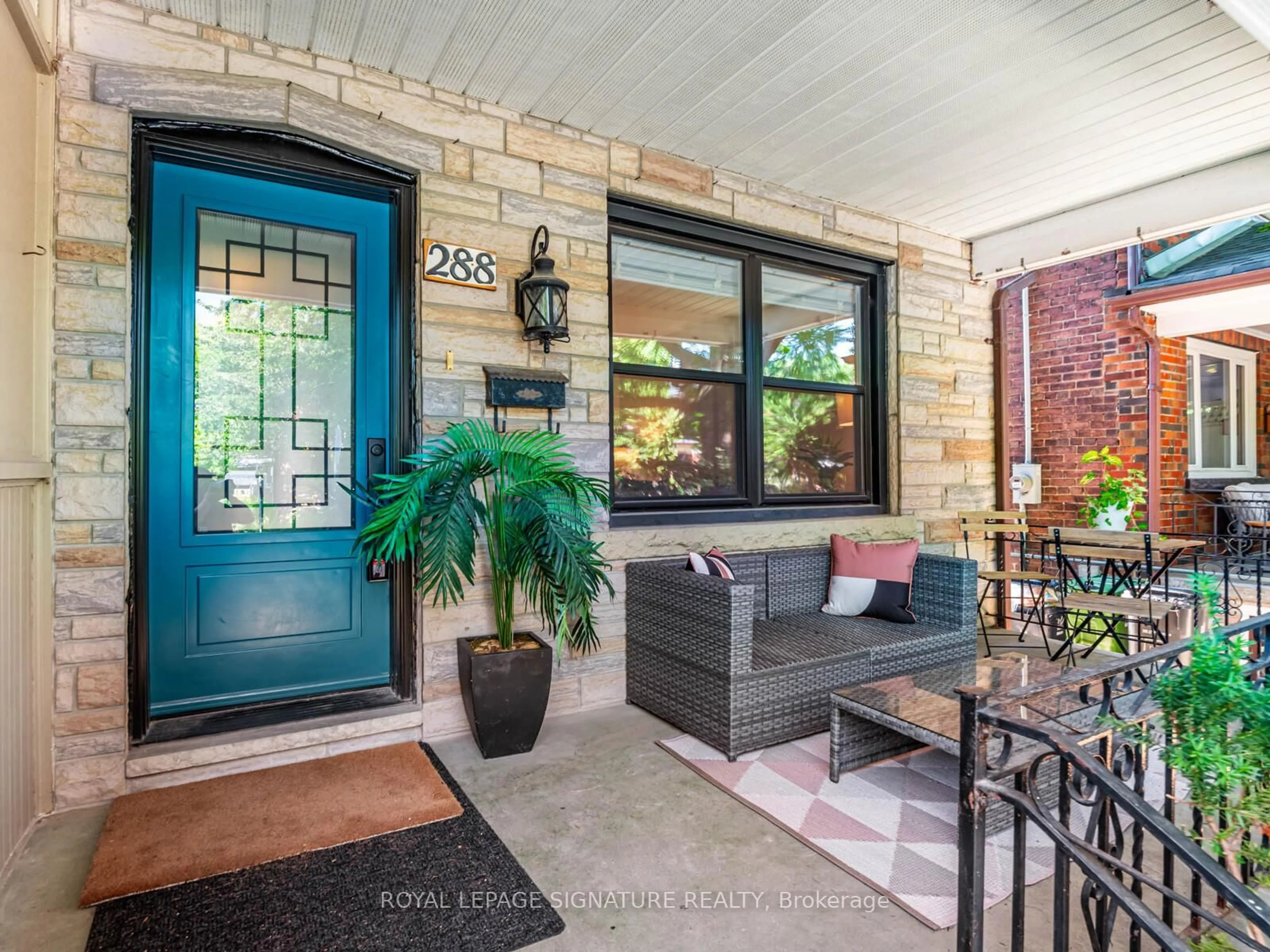 Indoor entryway for 288 Arlington Ave, Toronto Ontario M6C 2Z7