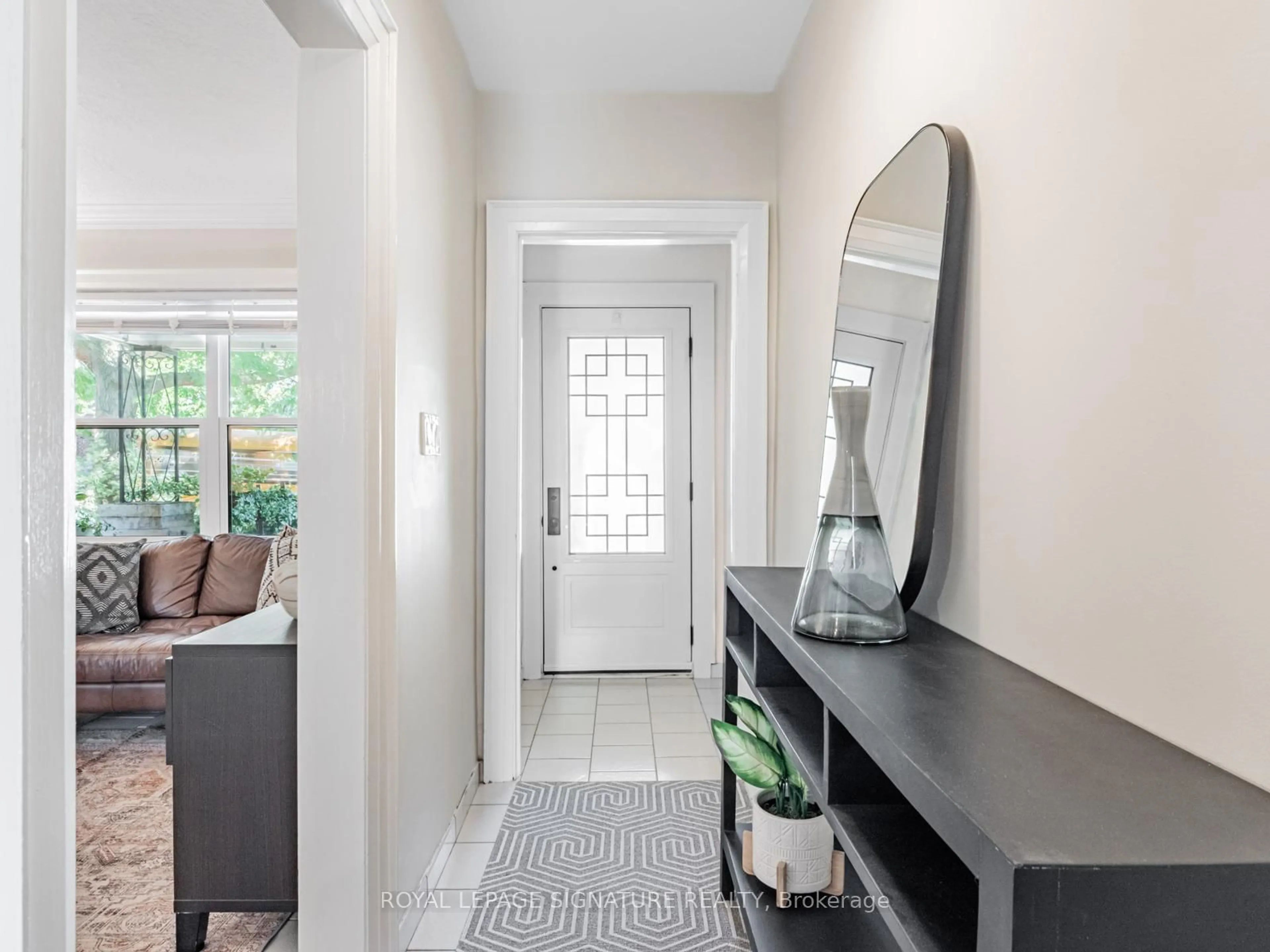 Indoor entryway for 288 Arlington Ave, Toronto Ontario M6C 2Z7