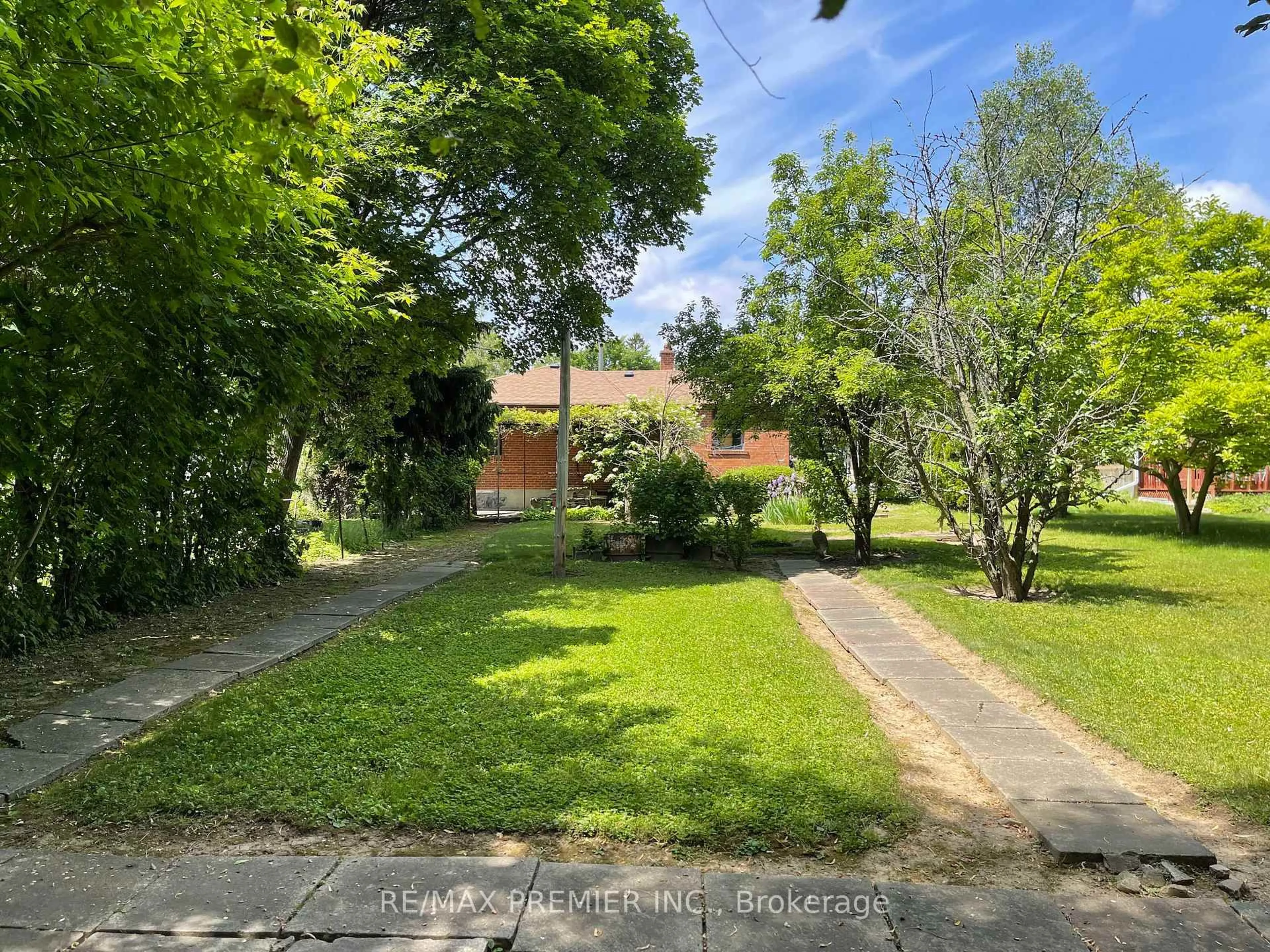 A pic from outside/outdoor area/front of a property/back of a property/a pic from drone, street for 1041 Willowdale Ave, Toronto Ontario M2M 3E3