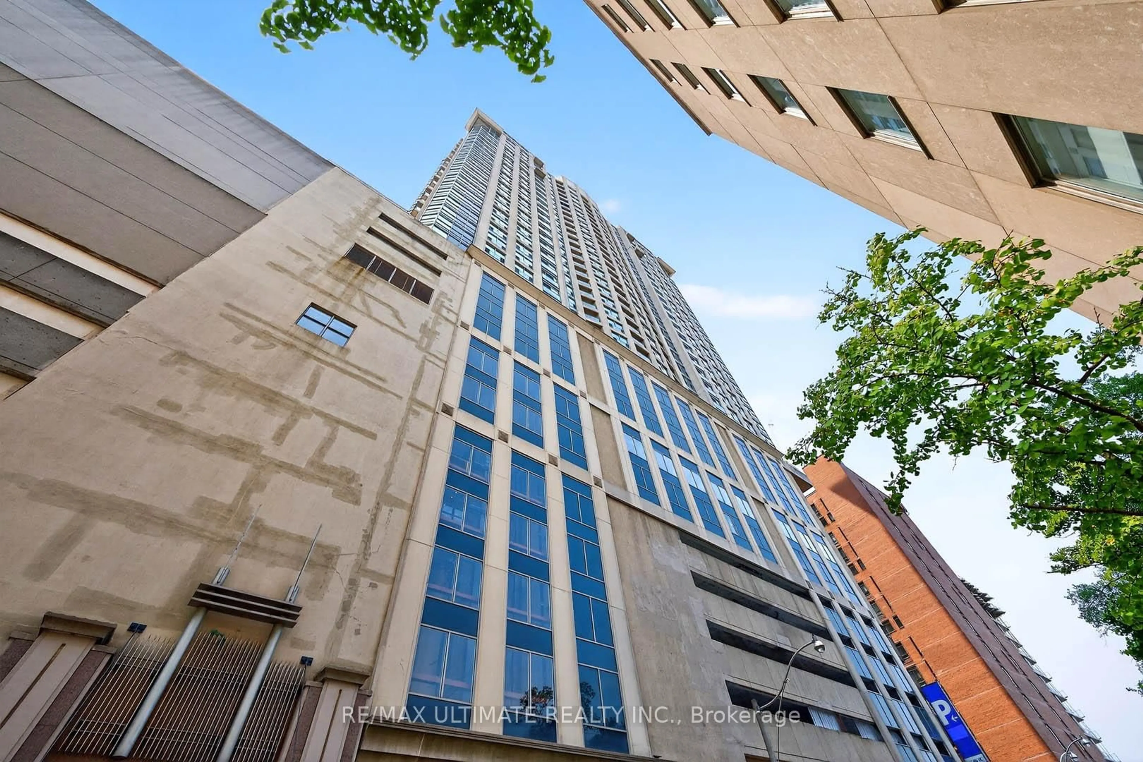 A pic from outside/outdoor area/front of a property/back of a property/a pic from drone, building for 8 Park Rd #2113, Toronto Ontario M4W 3S5