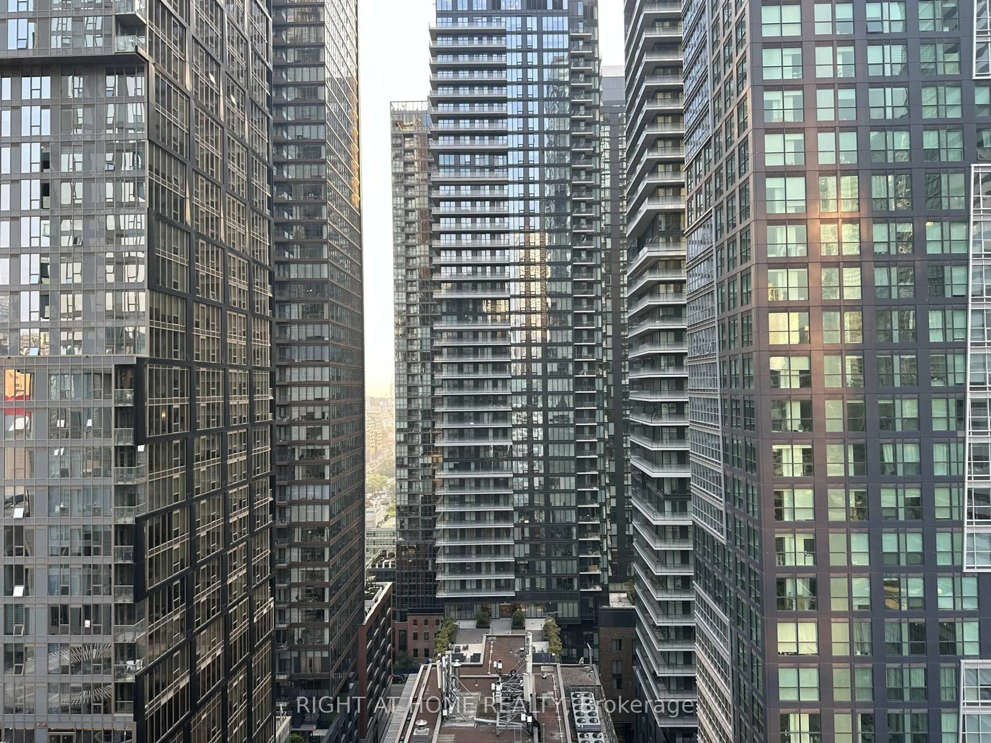 Blurry image for 8 Mercer St #2210, Toronto Ontario M5V 0C4