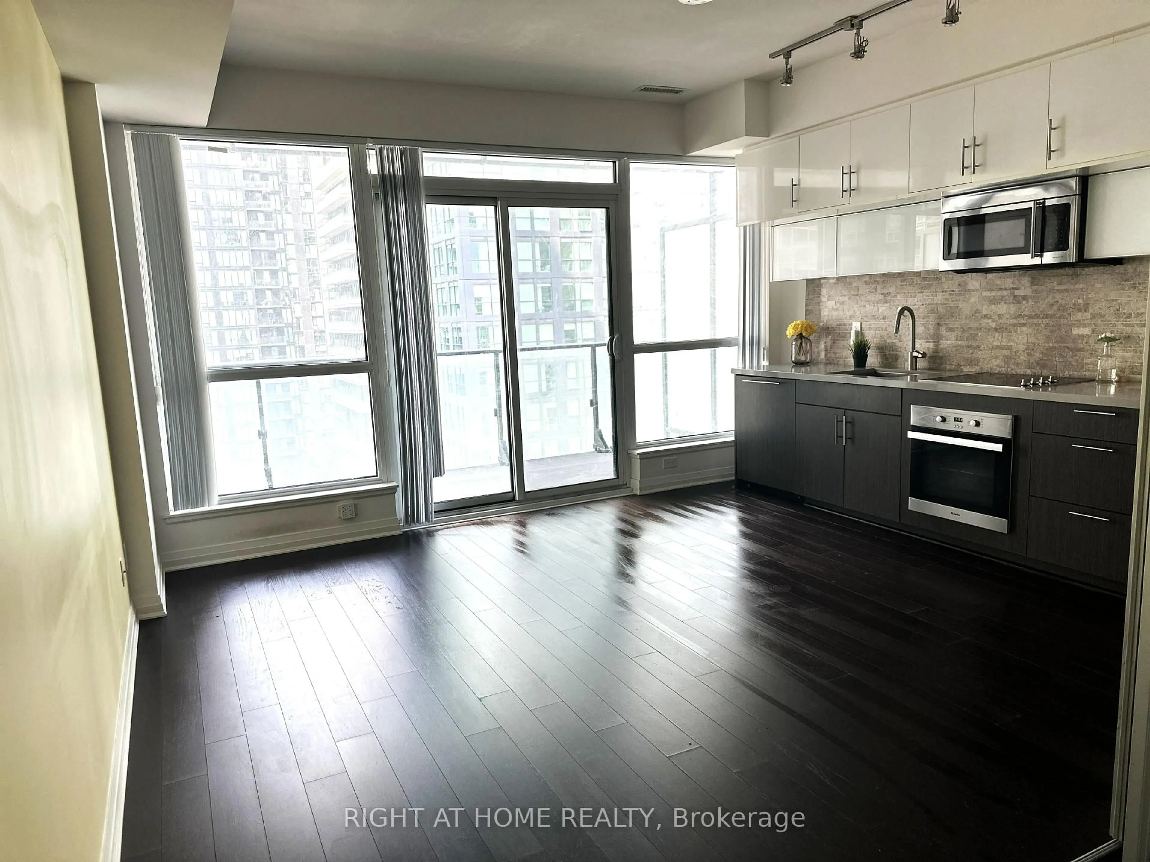 Open concept kitchen, wood/laminate floor for 8 Mercer St #2210, Toronto Ontario M5V 0C4