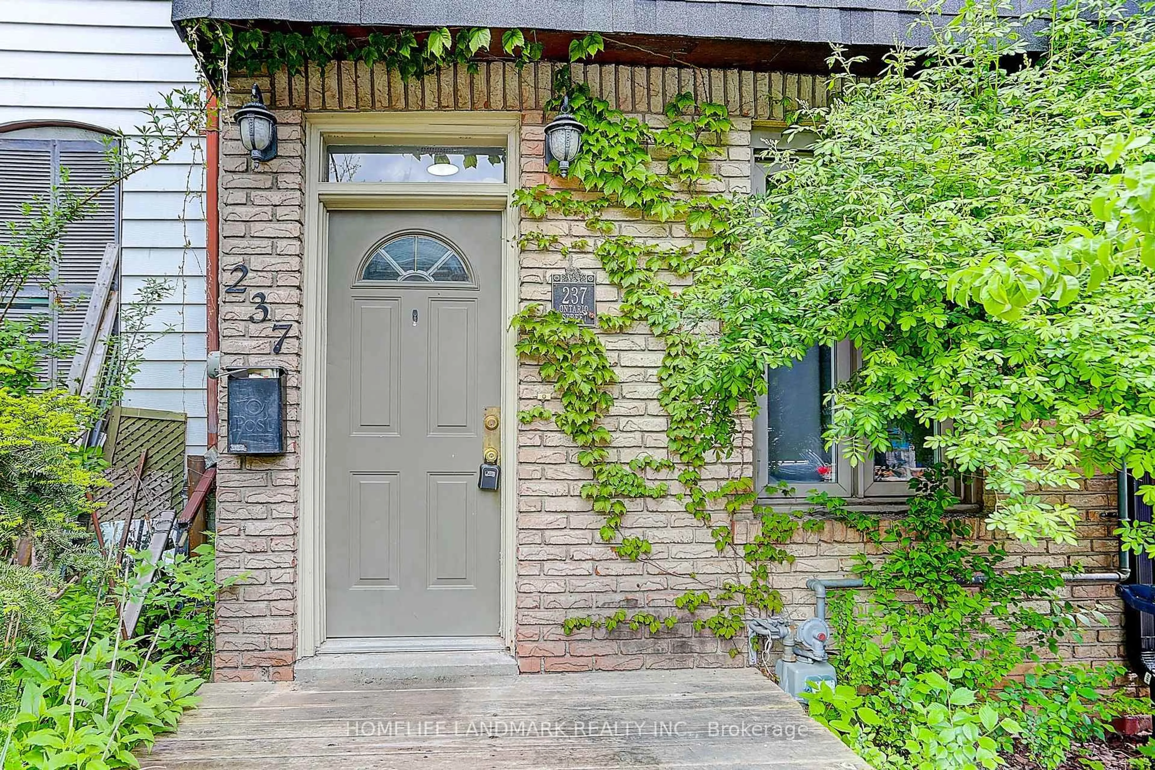 Indoor entryway for 237 Ontario St, Toronto Ontario M5A 2V6