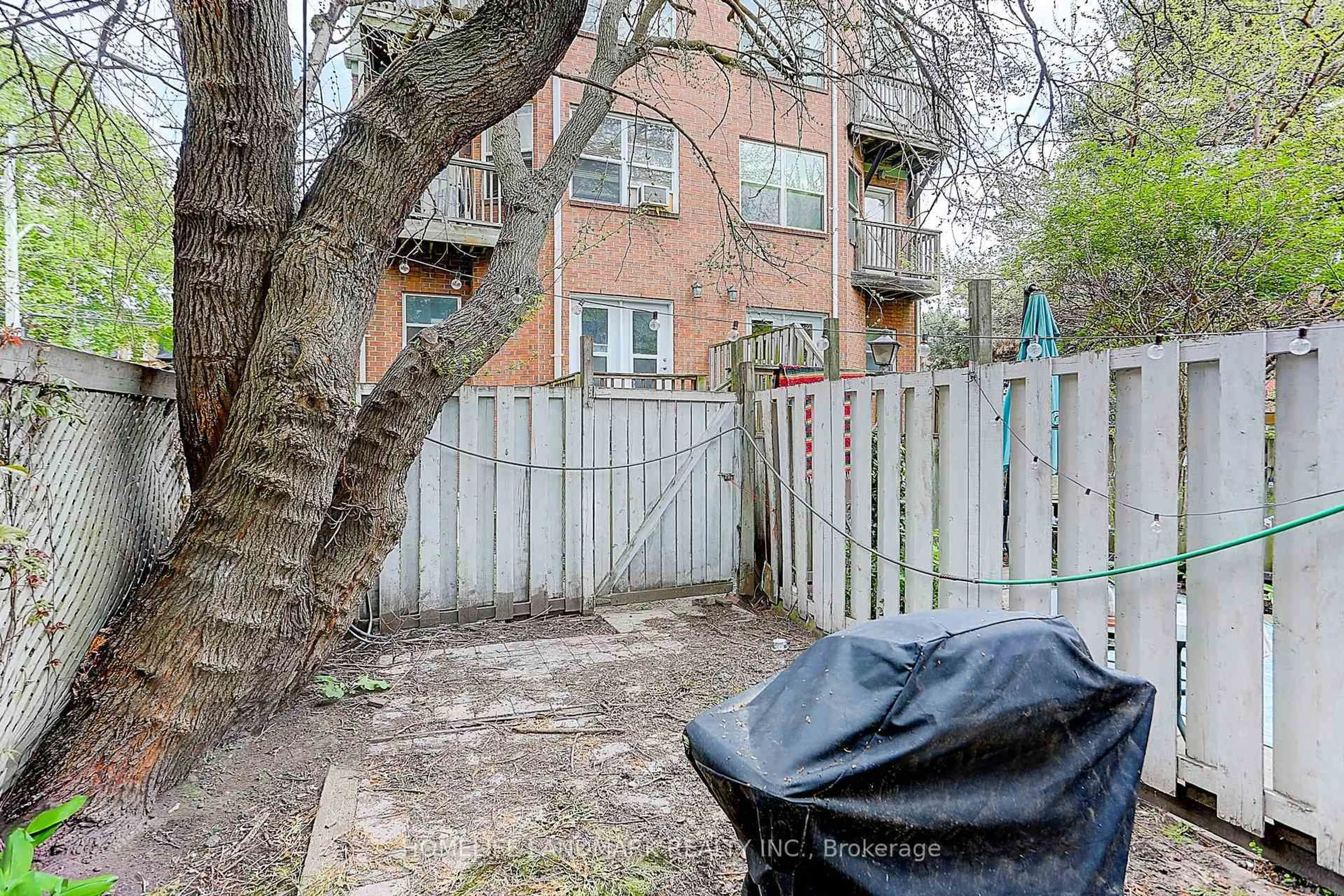 Patio, street for 237 Ontario St, Toronto Ontario M5A 2V6