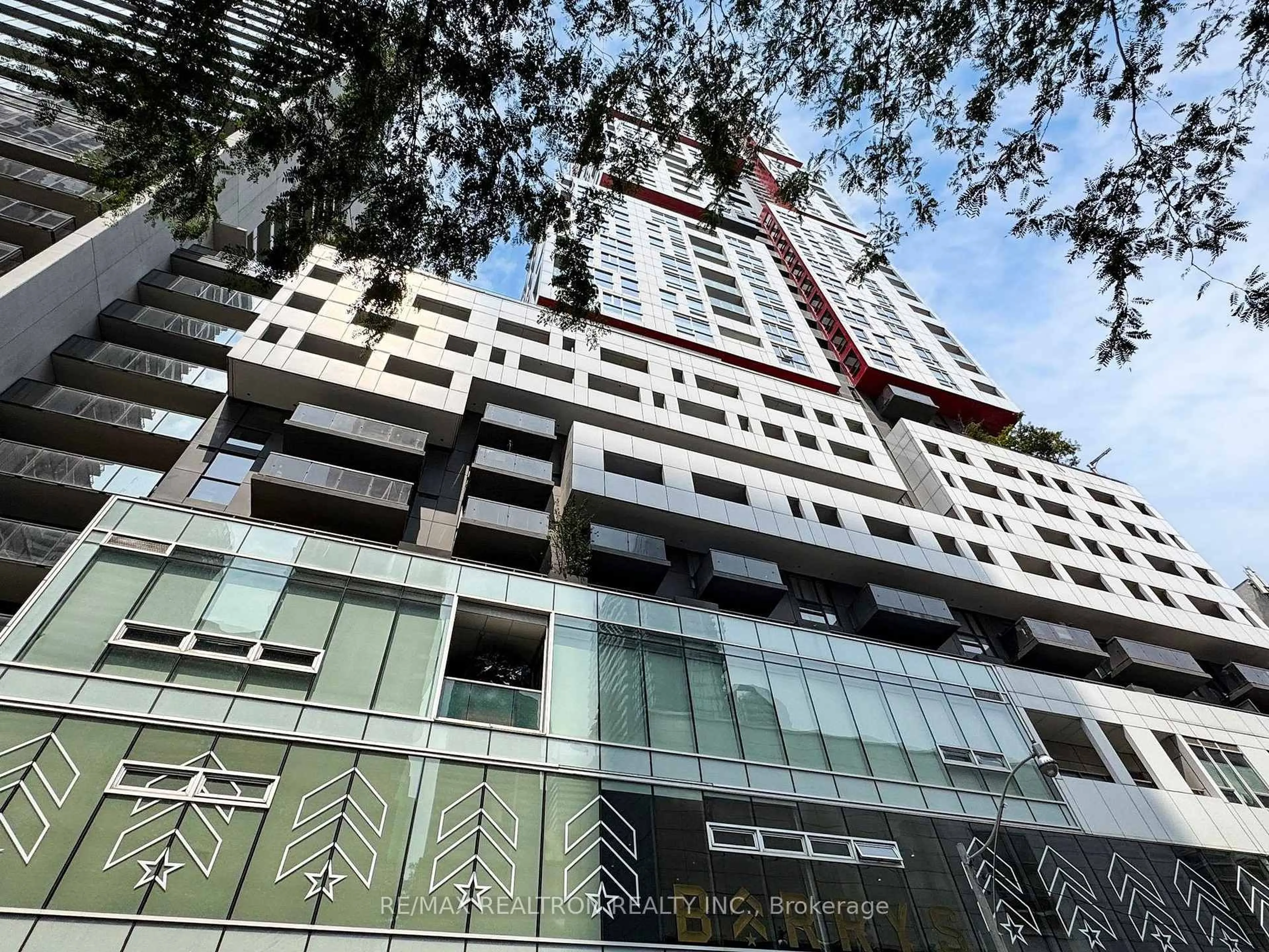 Indoor foyer for 318 Richmond St #2201, Toronto Ontario M5V 1X2