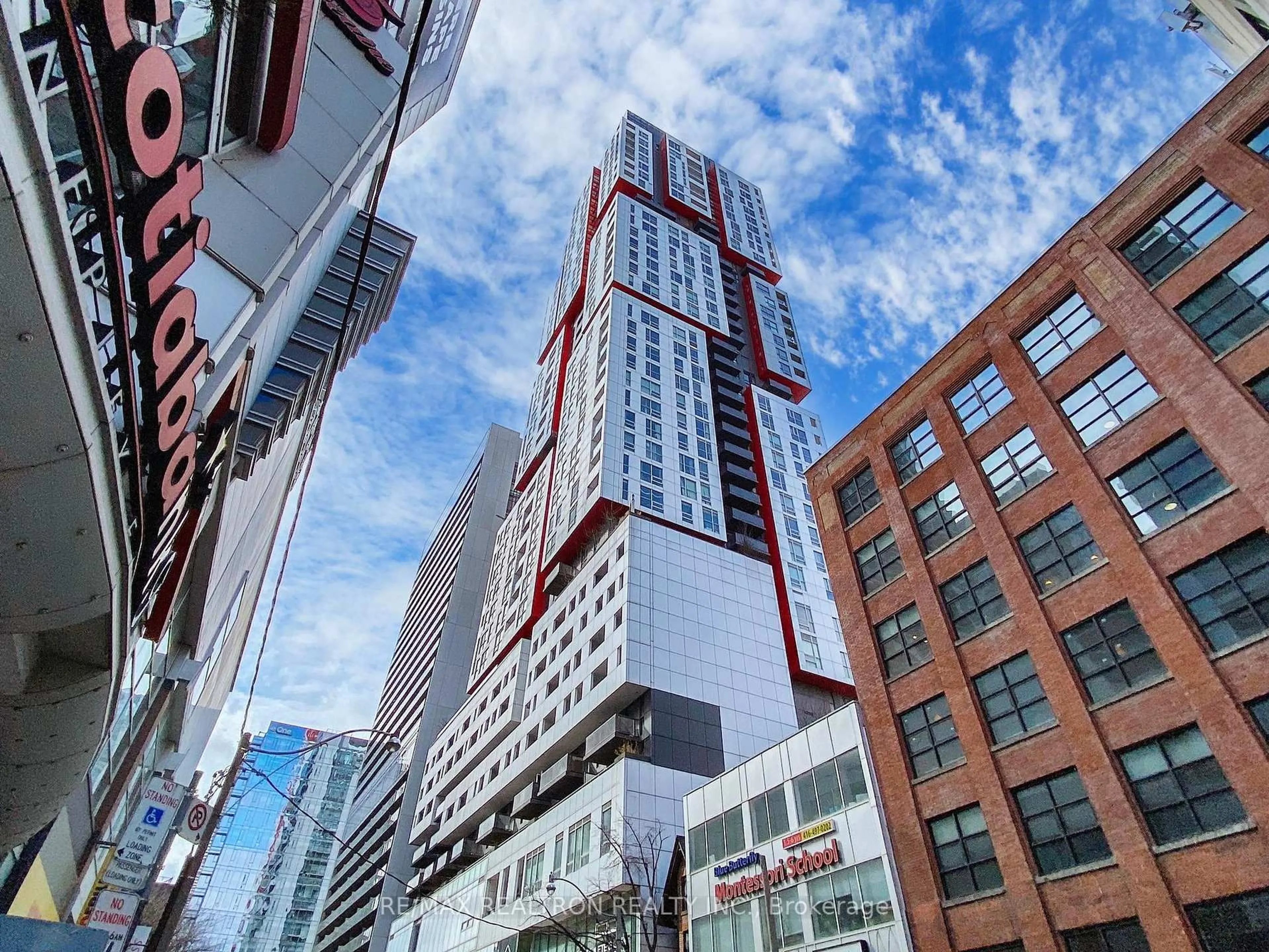 Indoor foyer for 318 Richmond St #2201, Toronto Ontario M5V 1X2