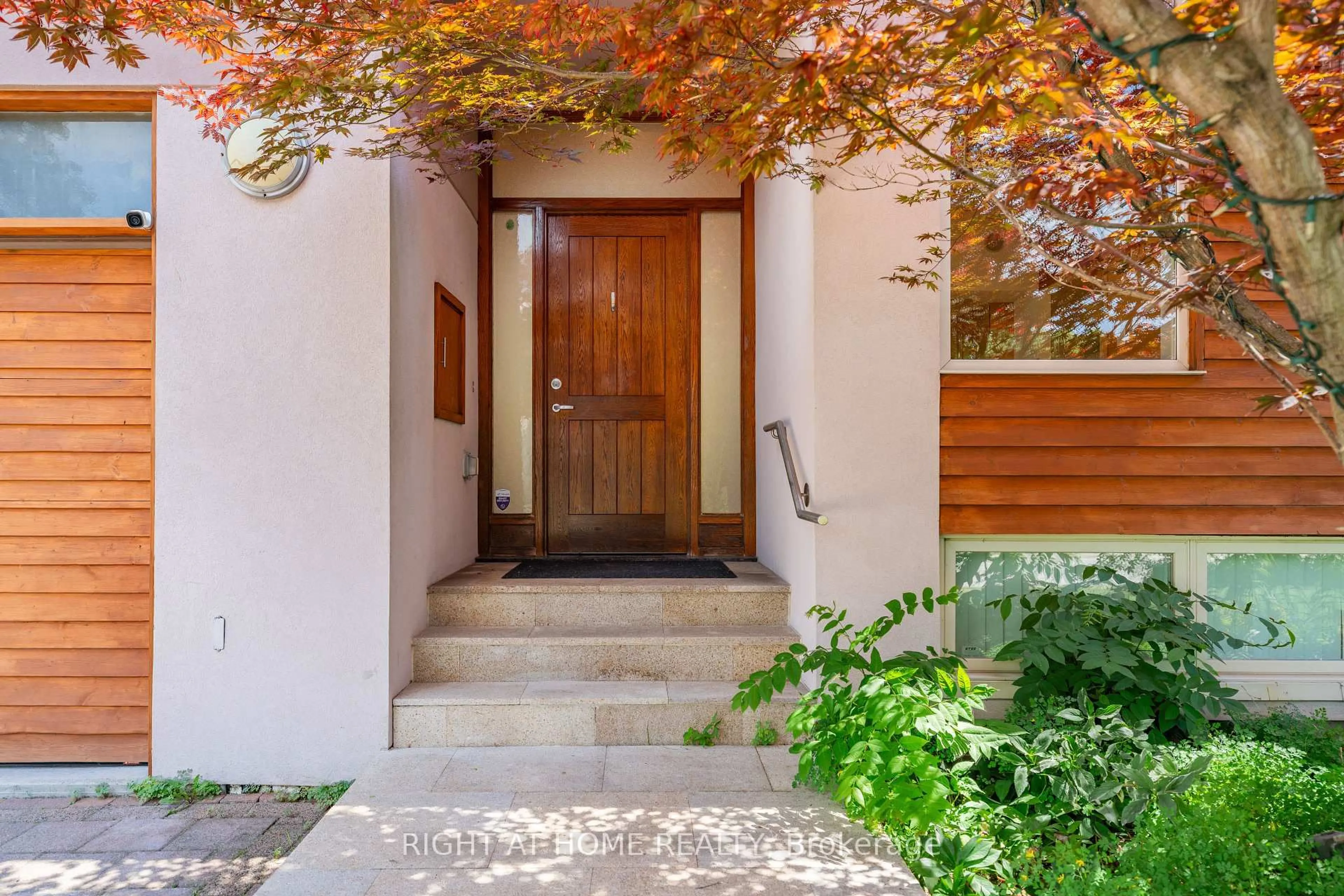 Indoor entryway for 49 Tottenham Rd, Toronto Ontario M3C 2J5