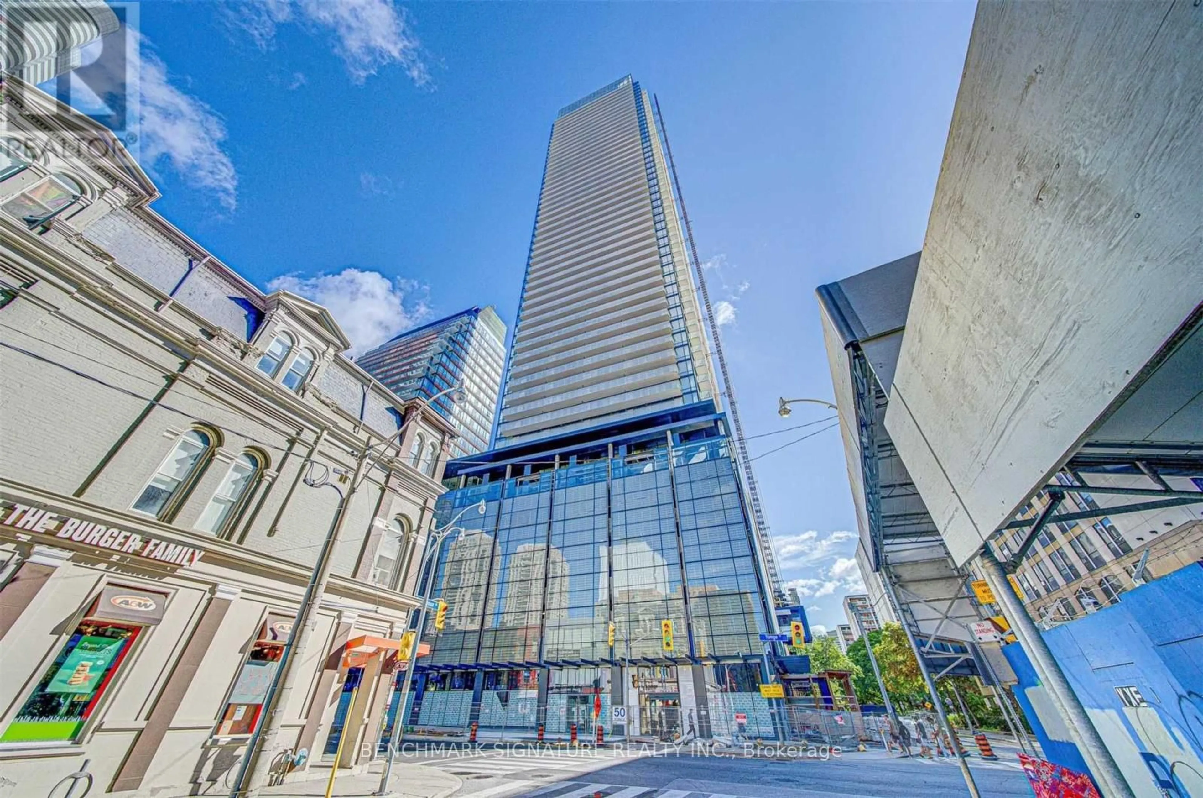 Indoor foyer for 501 Yonge St #4, Toronto Ontario M4Y 0G8