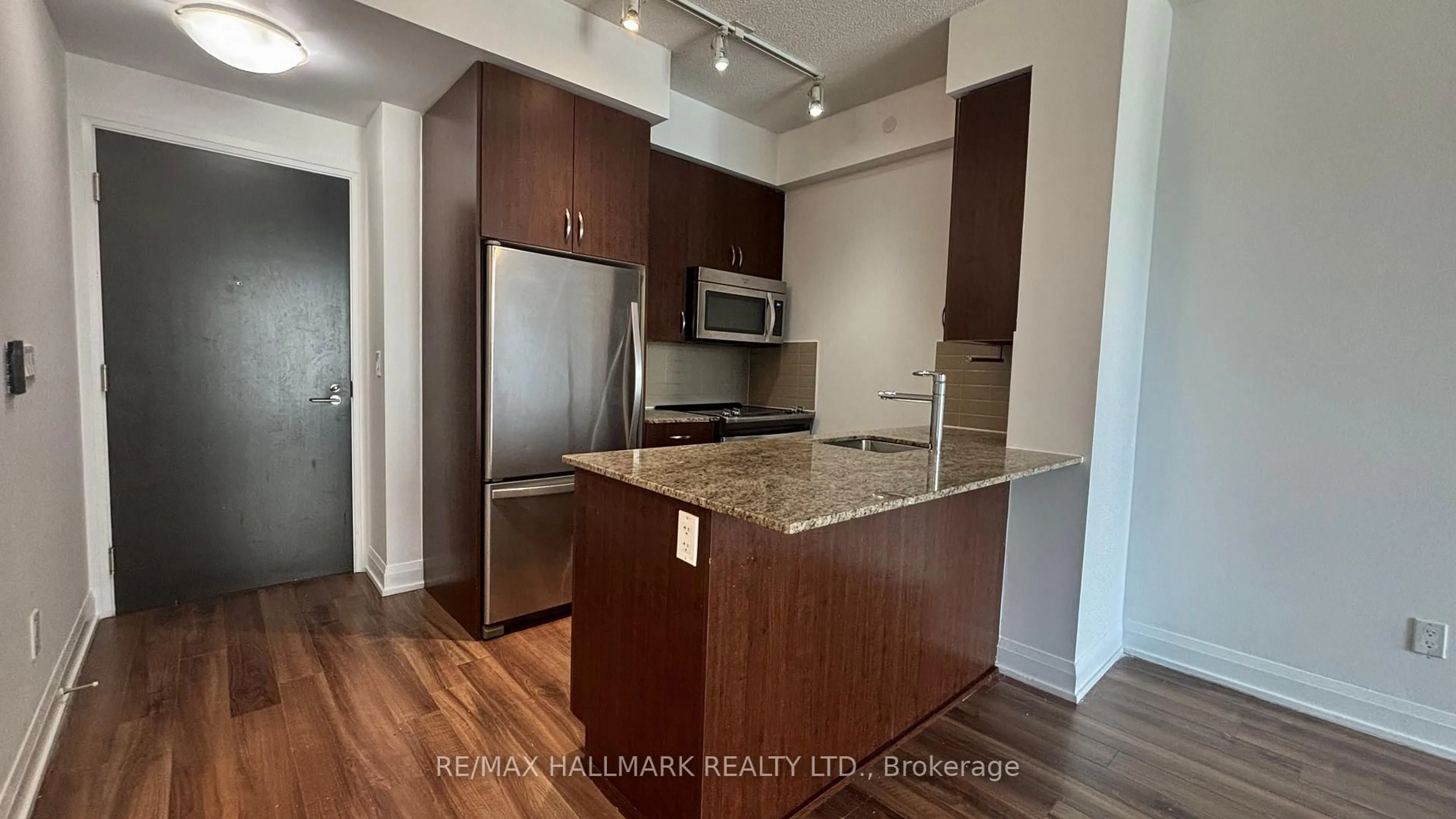 Standard kitchen, wood/laminate floor for 18 Graydon Hall Dr #1008, Toronto Ontario M3A 0A4
