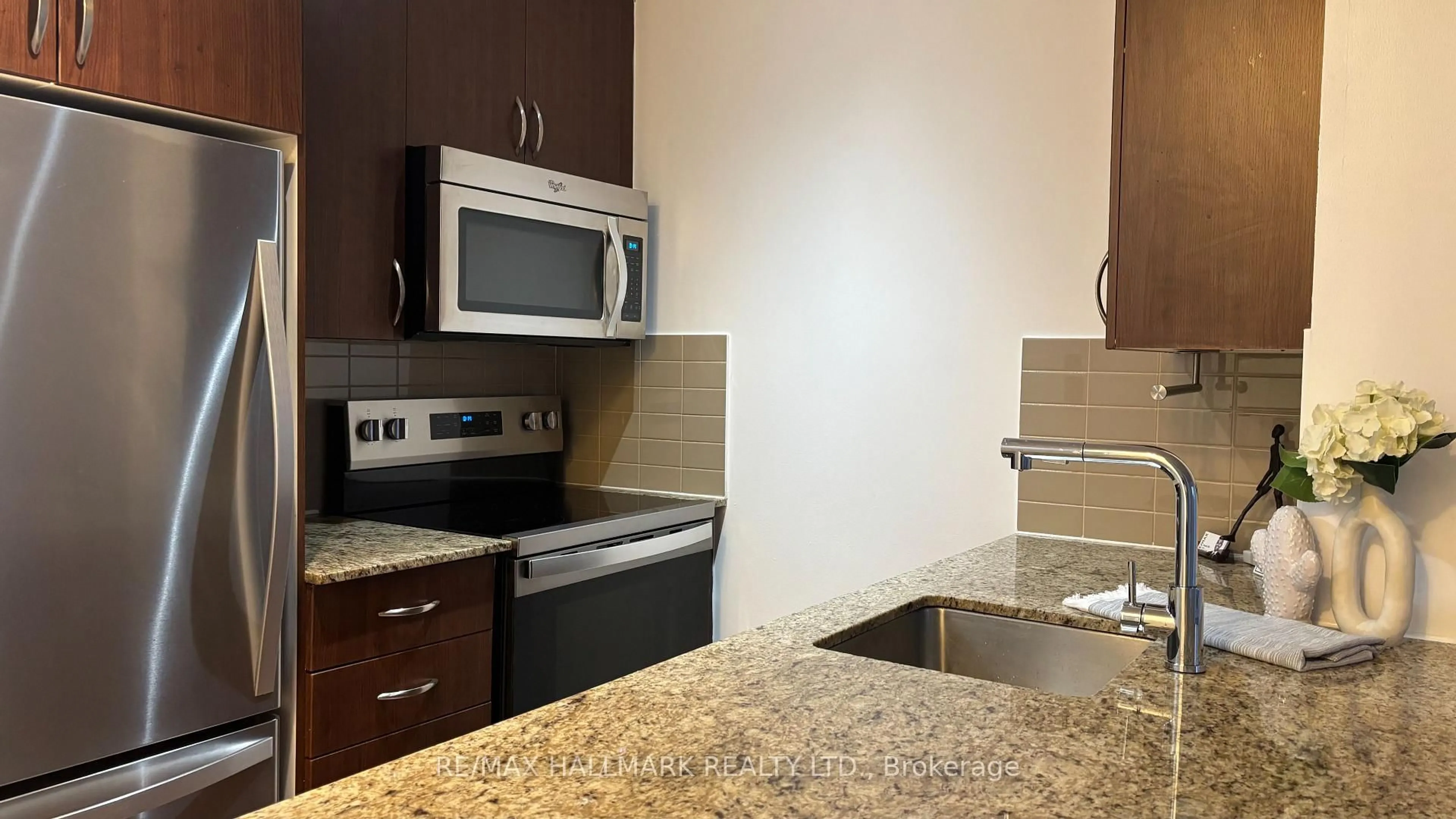 Standard kitchen, ceramic/tile floor for 18 Graydon Hall Dr #1008, Toronto Ontario M3A 0A4