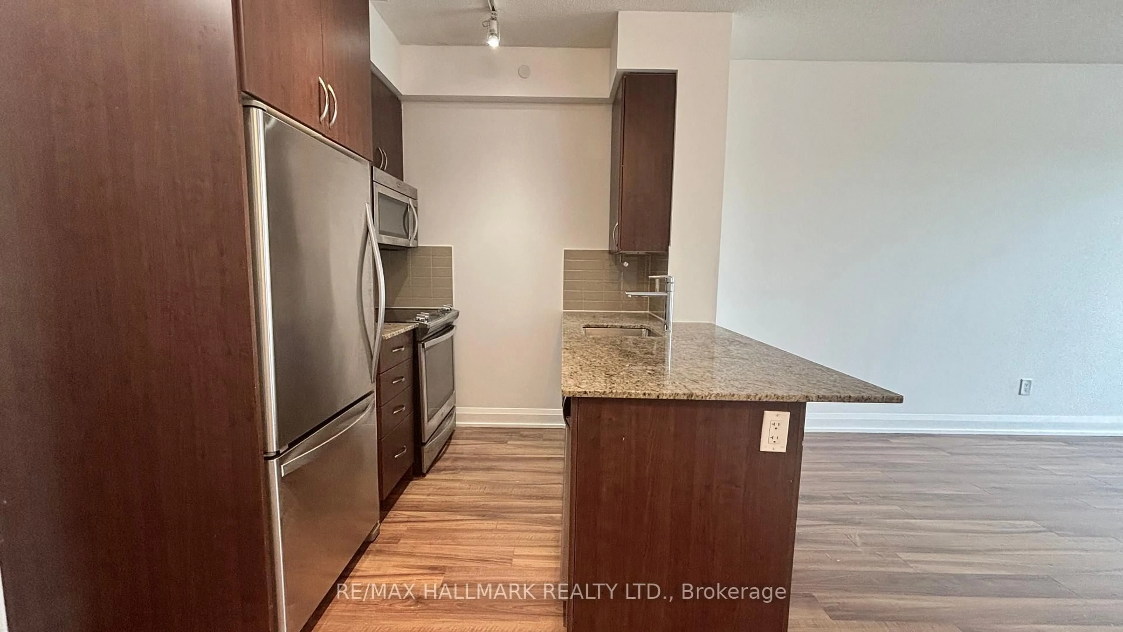 Standard kitchen, wood/laminate floor for 18 Graydon Hall Dr #1008, Toronto Ontario M3A 0A4