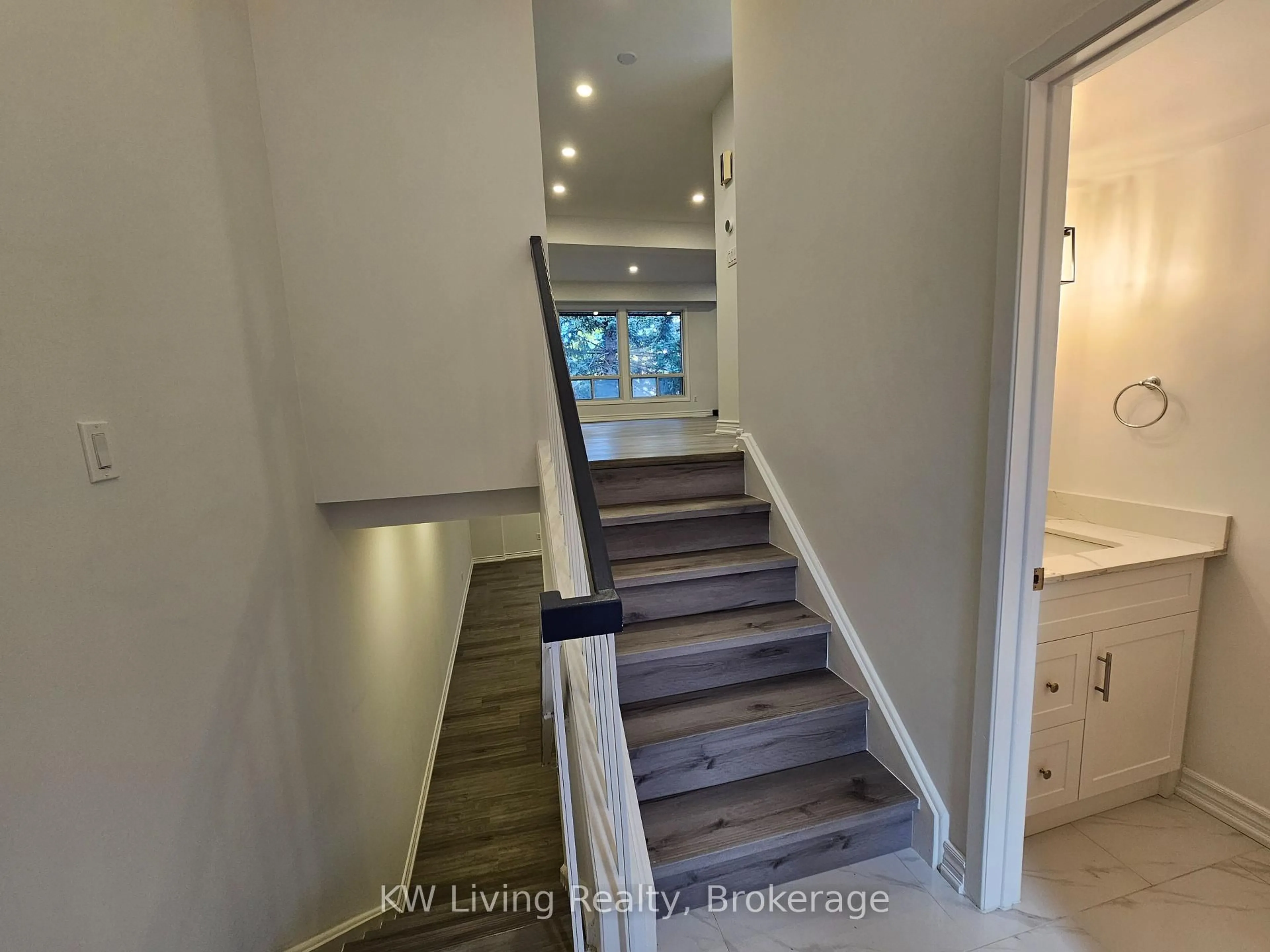 Indoor entryway for 89 Gypsy Roseway, Toronto Ontario M2N 5Z1