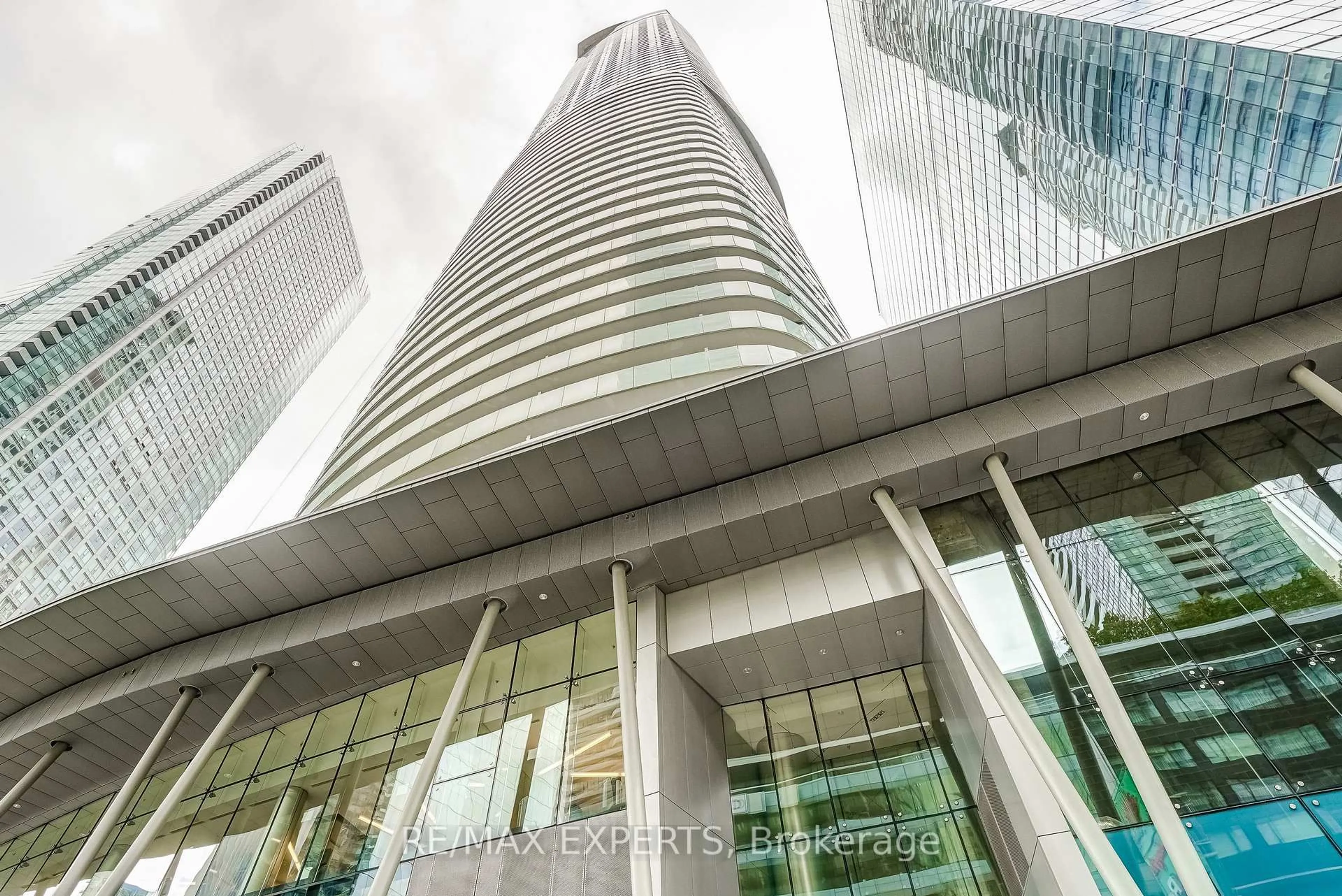 Indoor foyer for 14 York St #3803, Toronto Ontario M5J 0B1