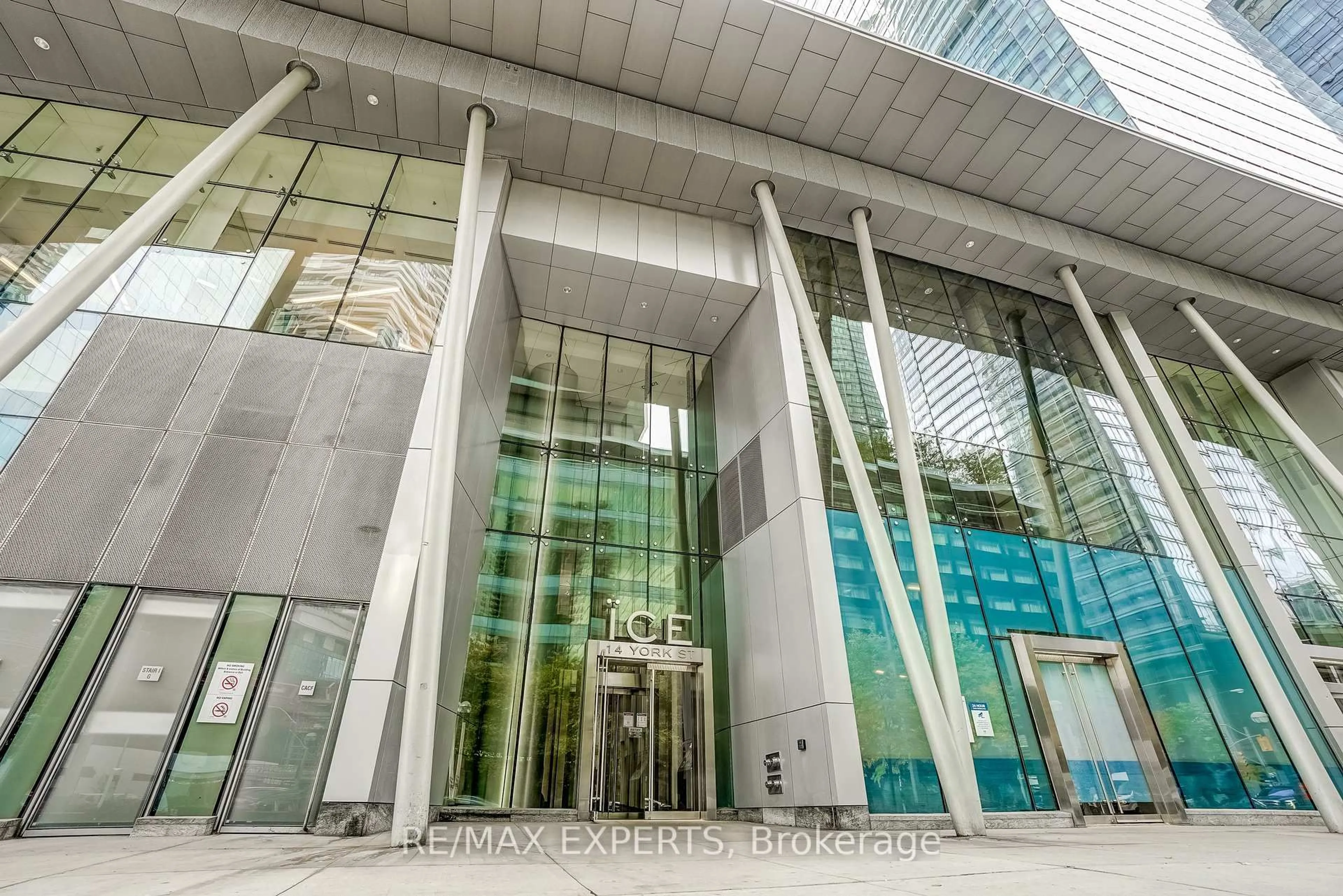 Indoor foyer for 14 York St #3803, Toronto Ontario M5J 0B1