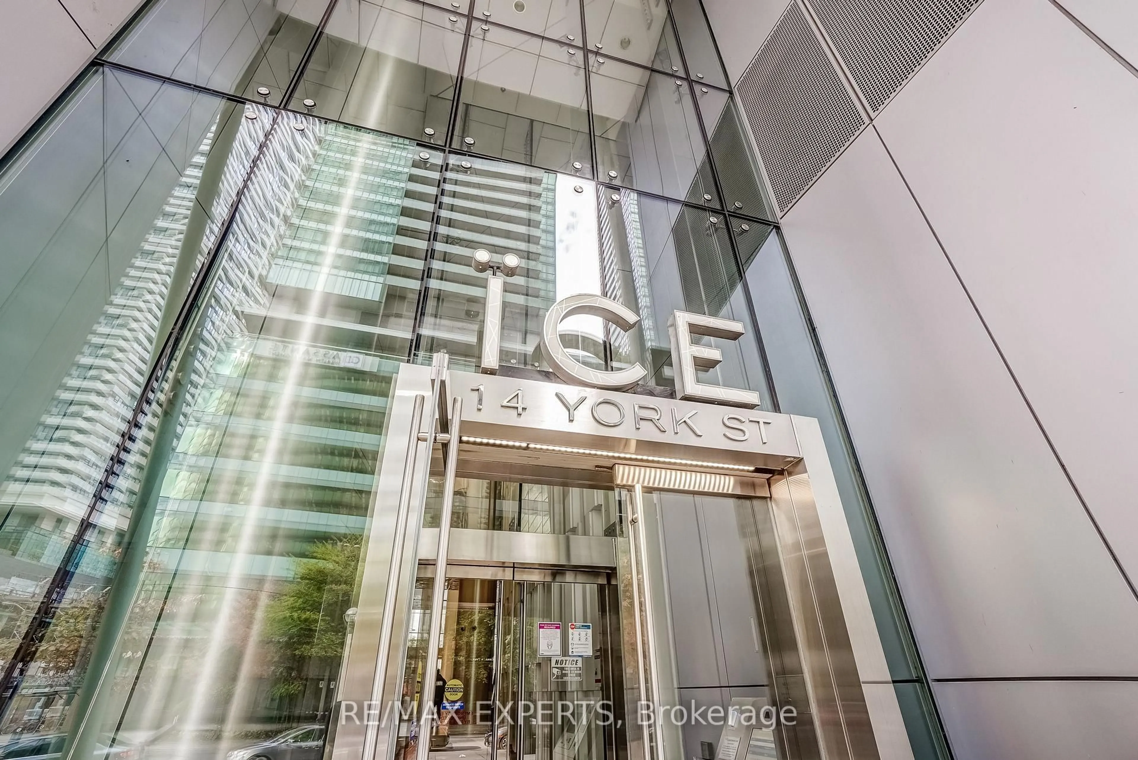 Indoor foyer for 14 York St #3803, Toronto Ontario M5J 0B1