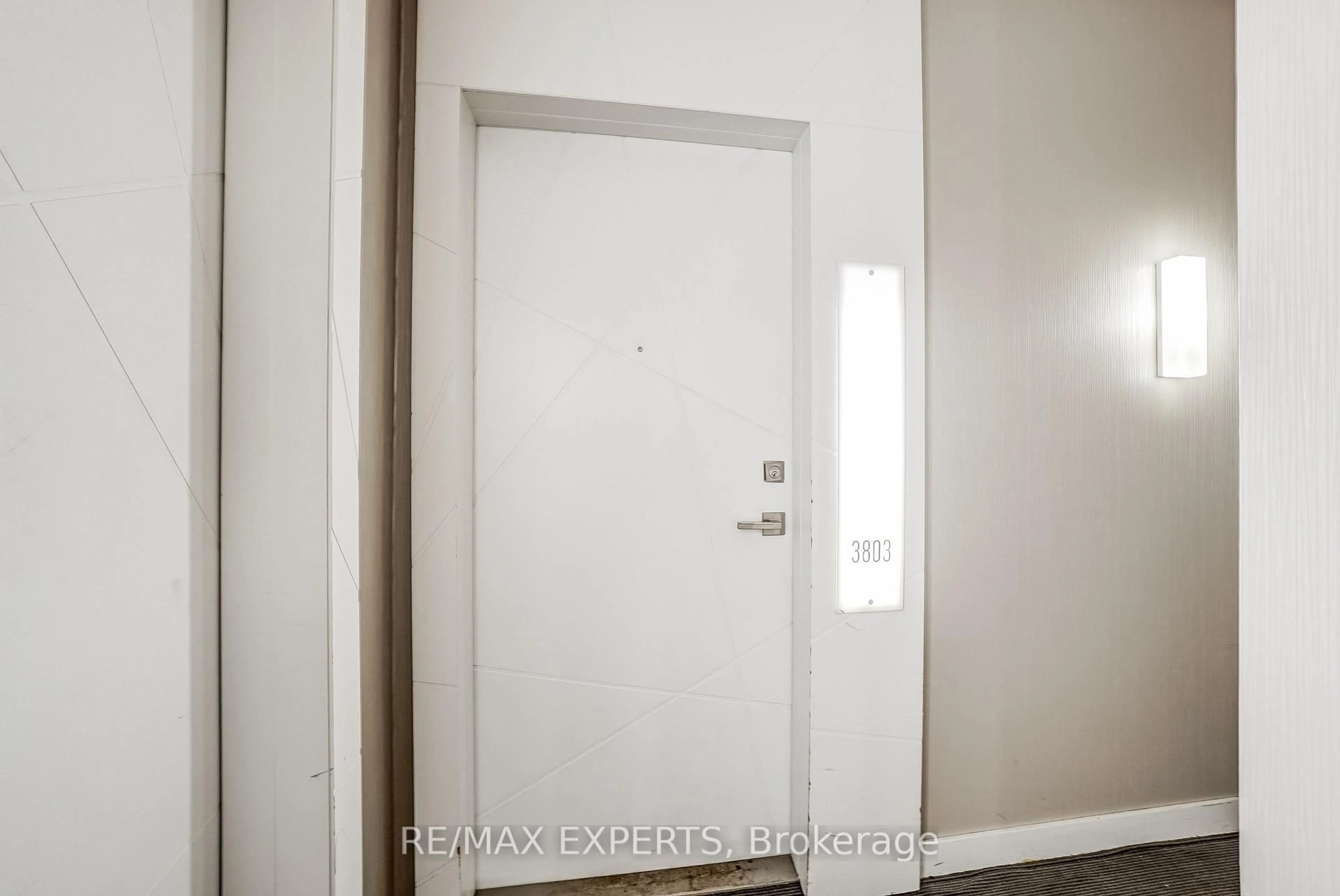 Indoor entryway for 14 York St #3803, Toronto Ontario M5J 0B1