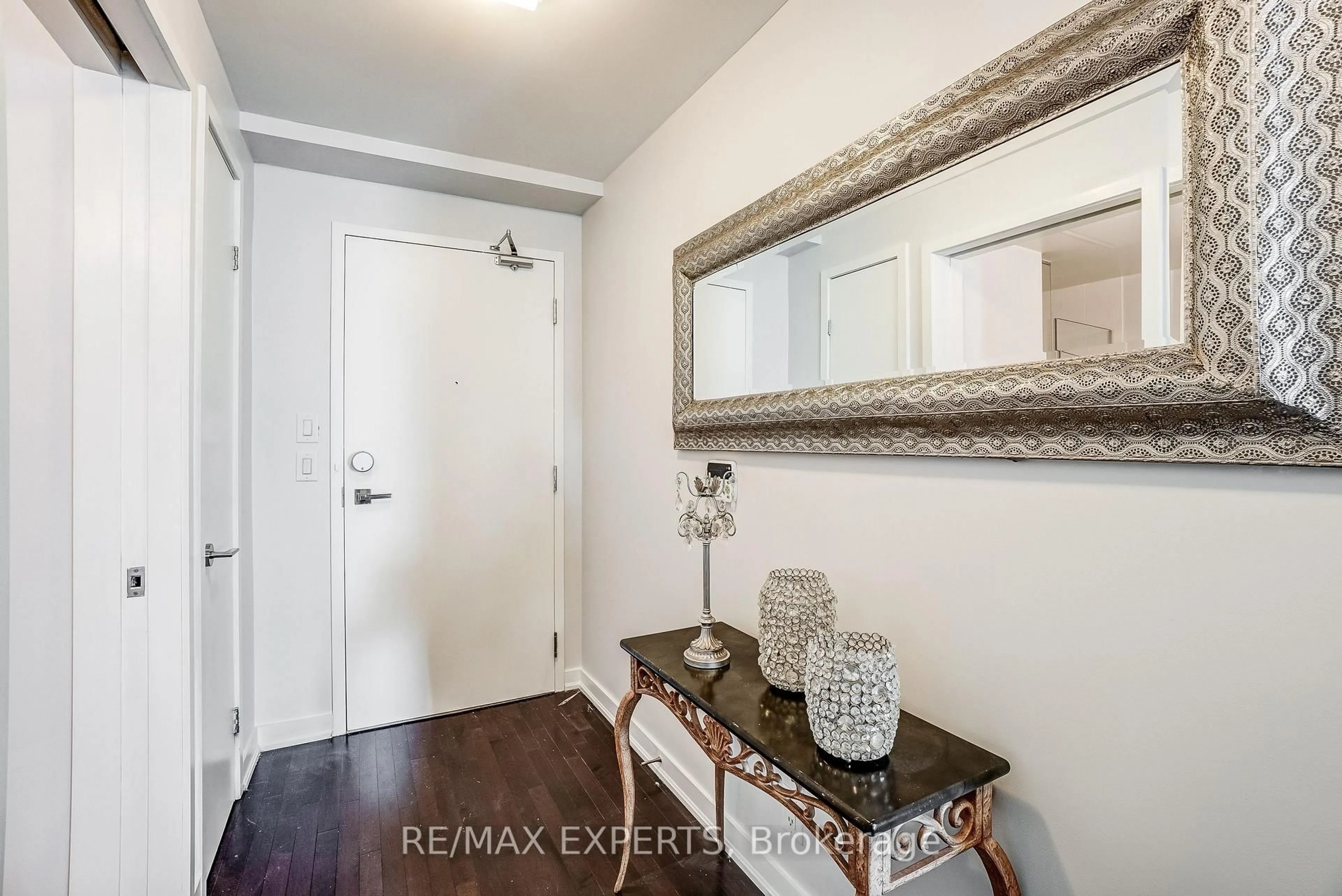 Indoor entryway for 14 York St #3803, Toronto Ontario M5J 0B1