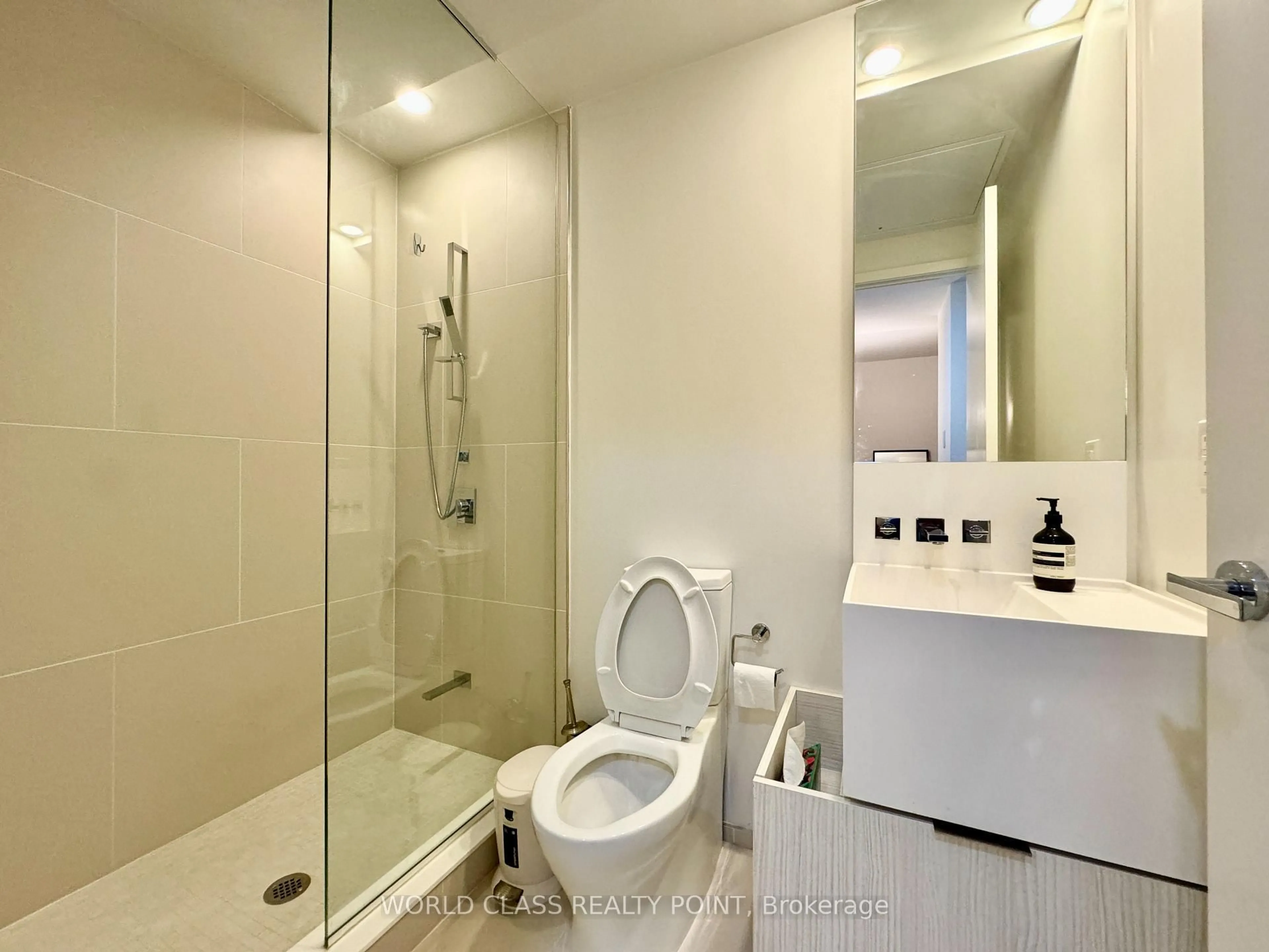 Standard bathroom, ceramic/tile floor for 1 Bloor St #6307, Toronto Ontario M4W 0A8