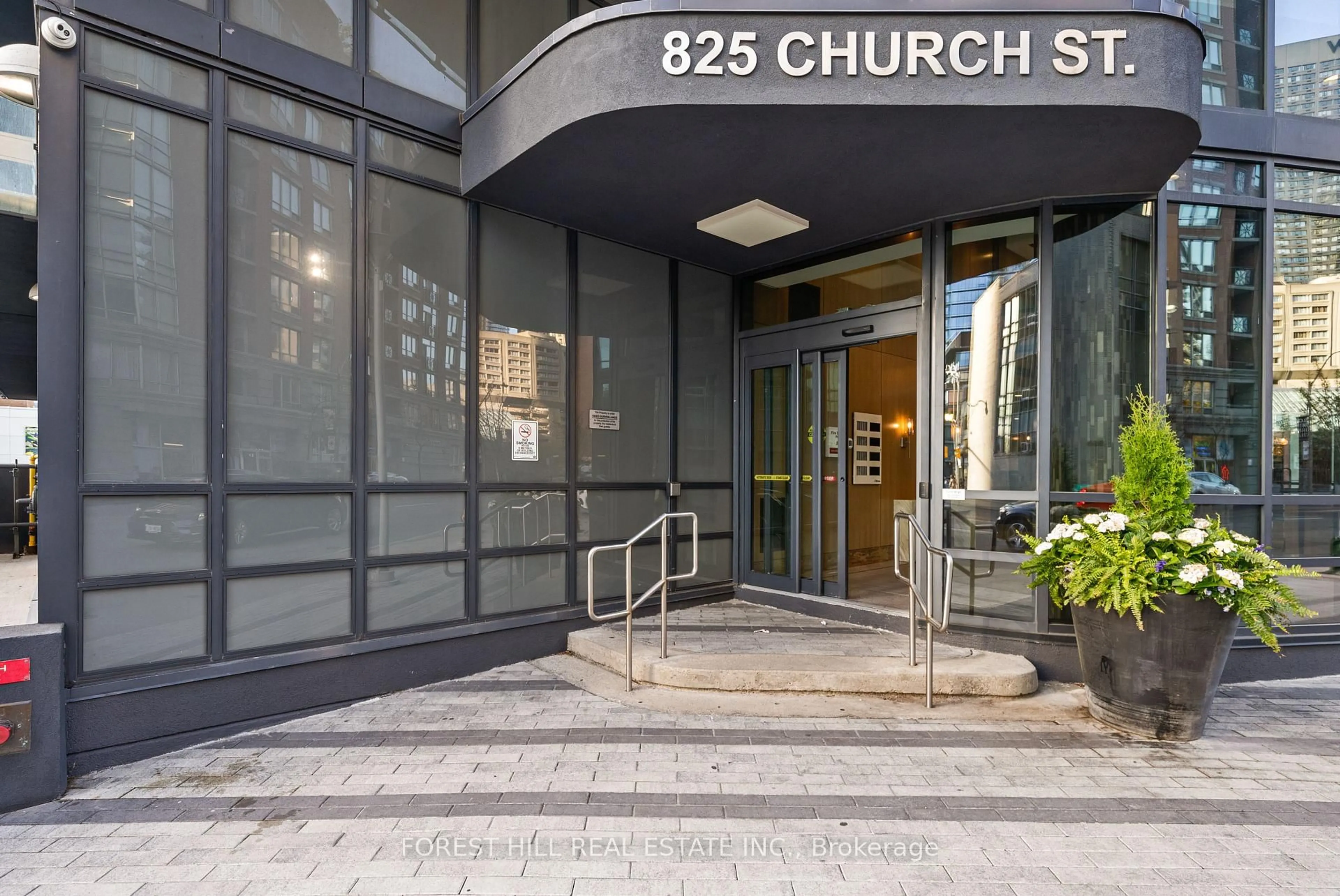 Indoor foyer for 825 Church St #1106, Toronto Ontario M4W 3Z4