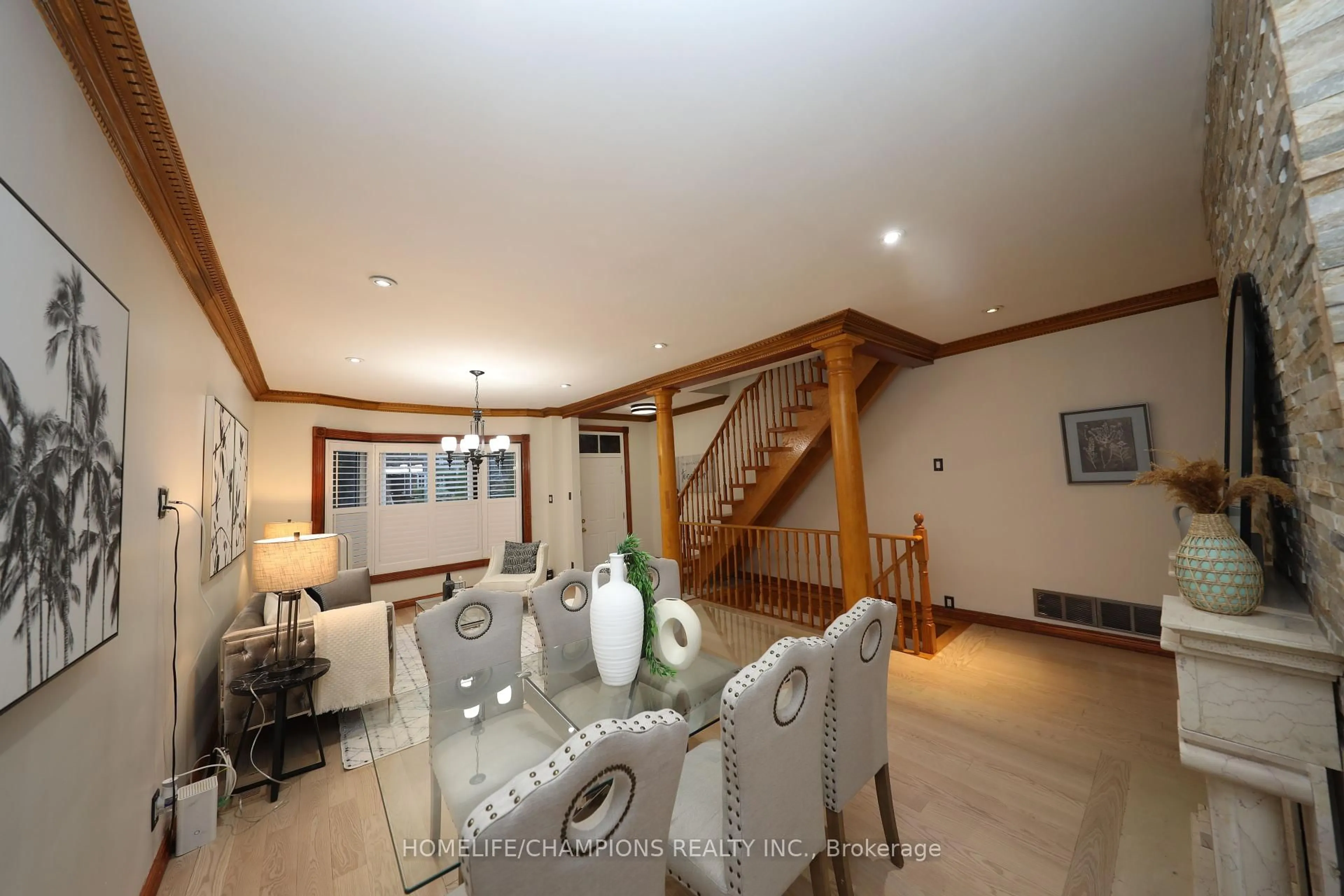 Indoor foyer for 291 St Clair Ave, Toronto Ontario M4T 1P3