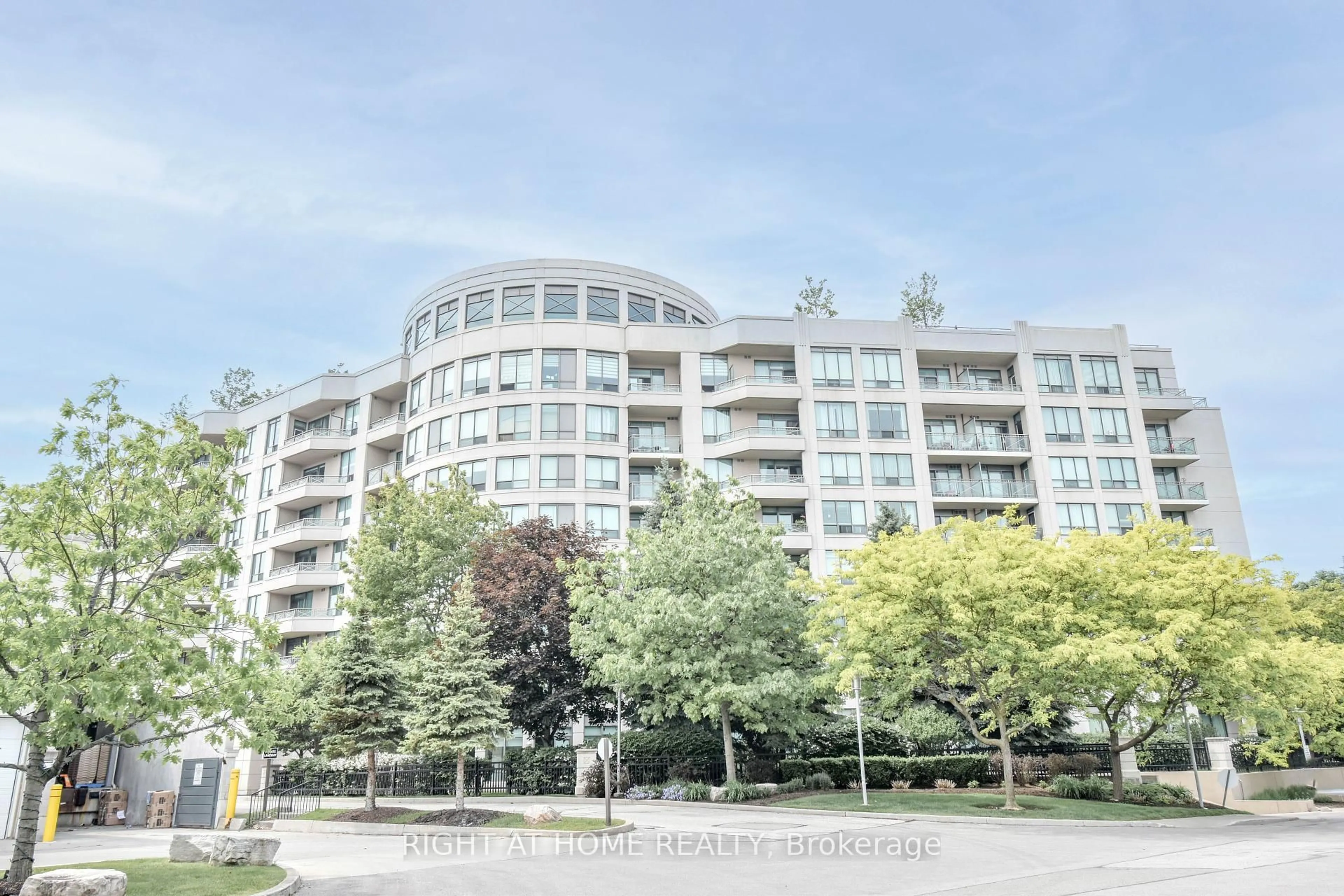 Blurry image for 205 The Donway #702, Toronto Ontario M3B 3S5