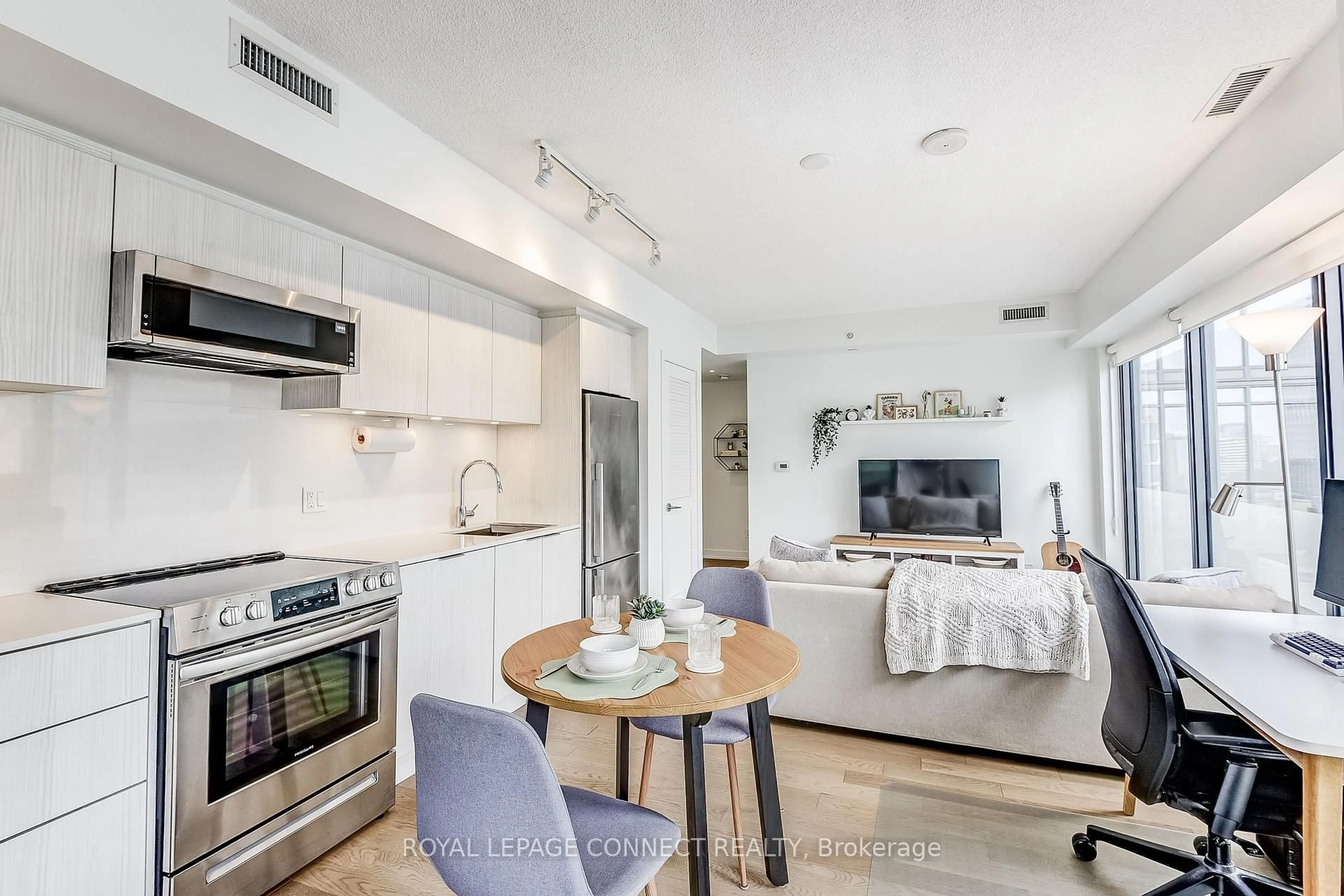 Open concept kitchen, ceramic/tile floor for 25 Richmond St #902, Toronto Ontario M5C 0A6