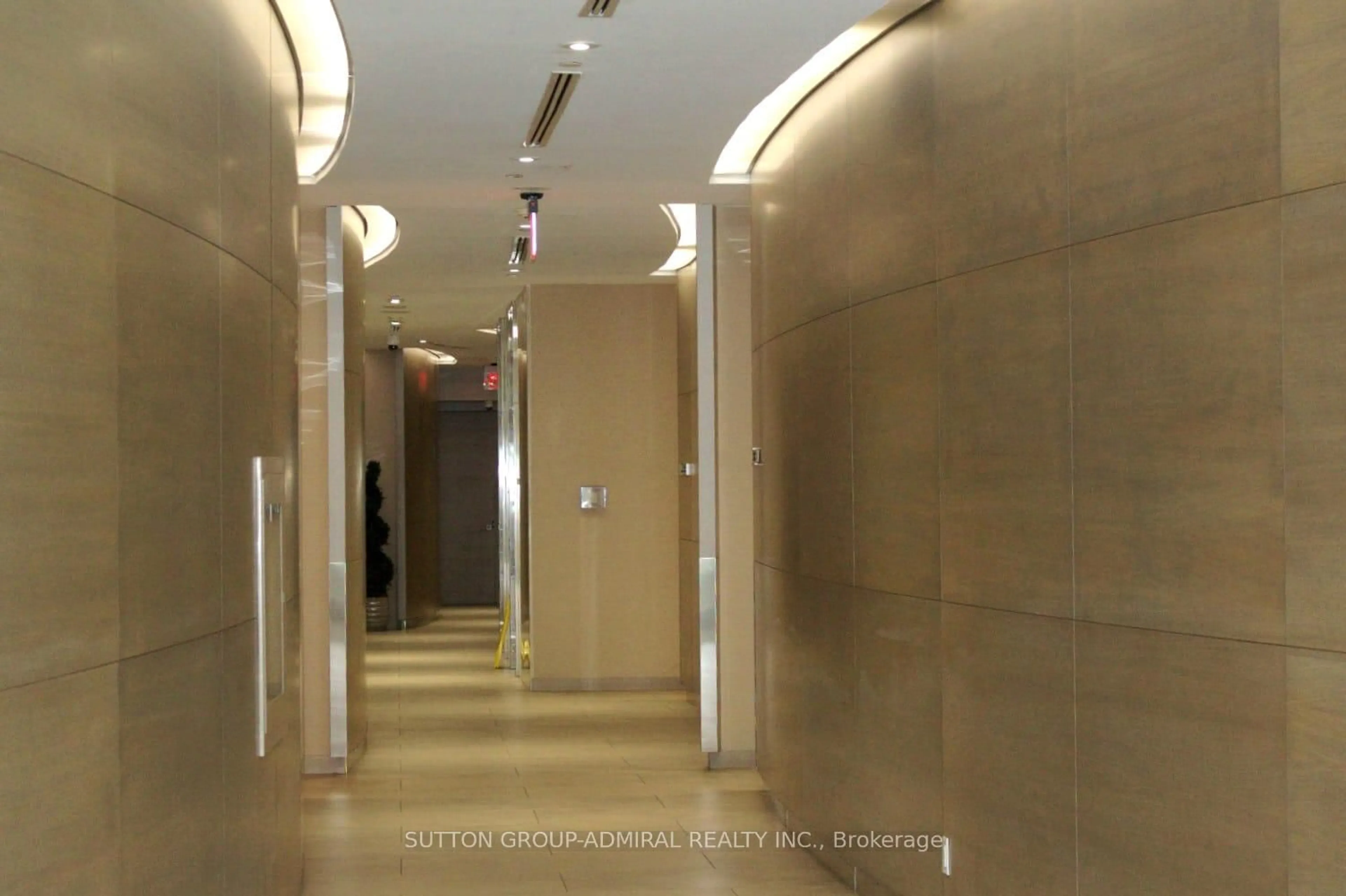 Indoor foyer for 70 Roehampton Ave #512, Toronto Ontario M4P 1R2