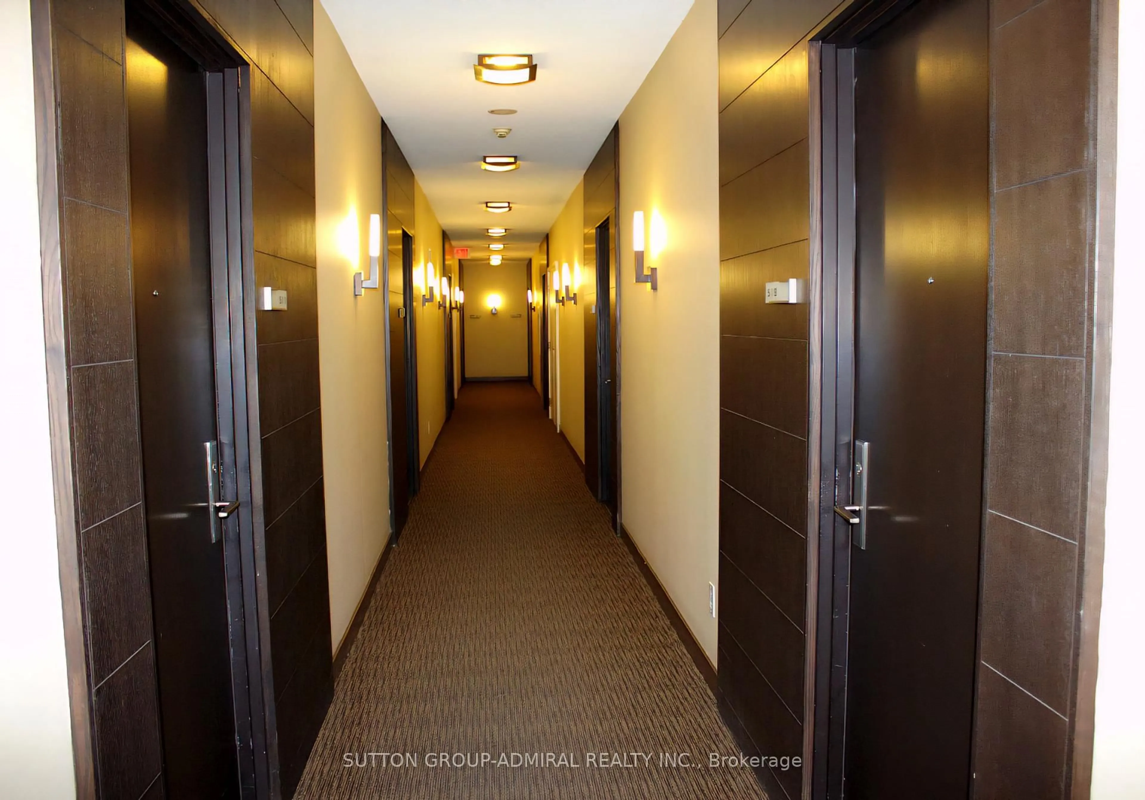 Indoor foyer for 70 Roehampton Ave #512, Toronto Ontario M4P 1R2
