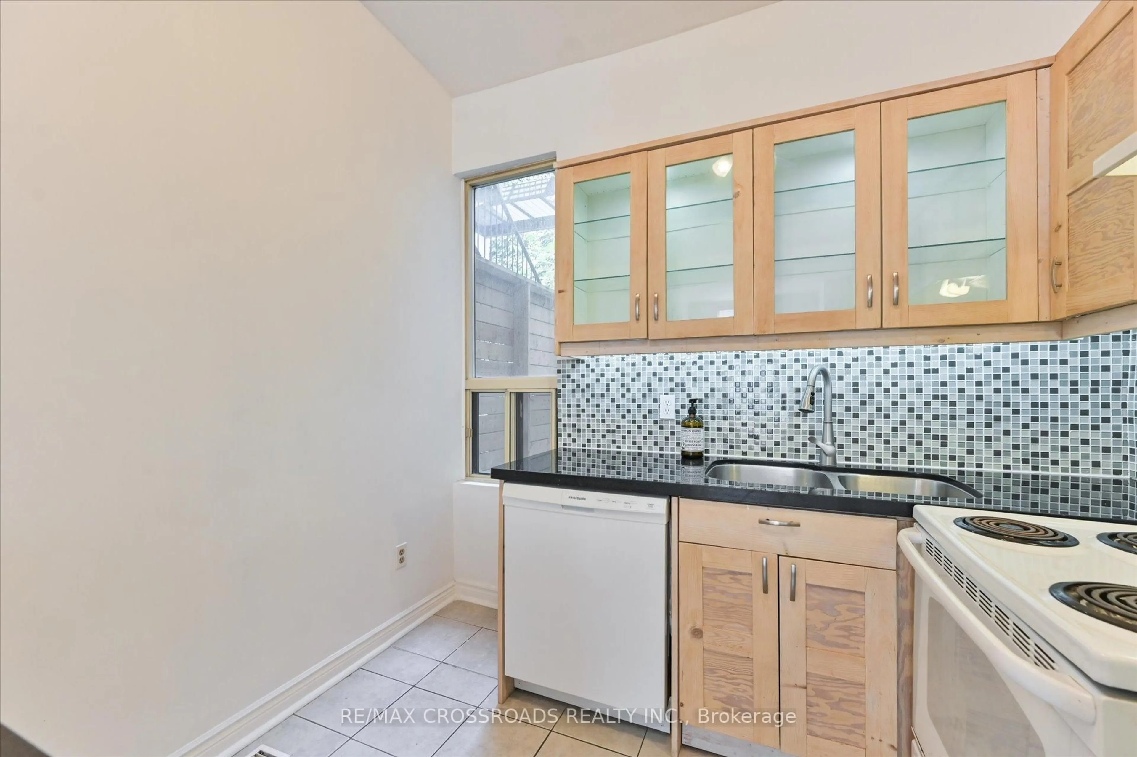 Standard kitchen, ceramic/tile floor for 269 Ontario St, Toronto Ontario M5A 2V6
