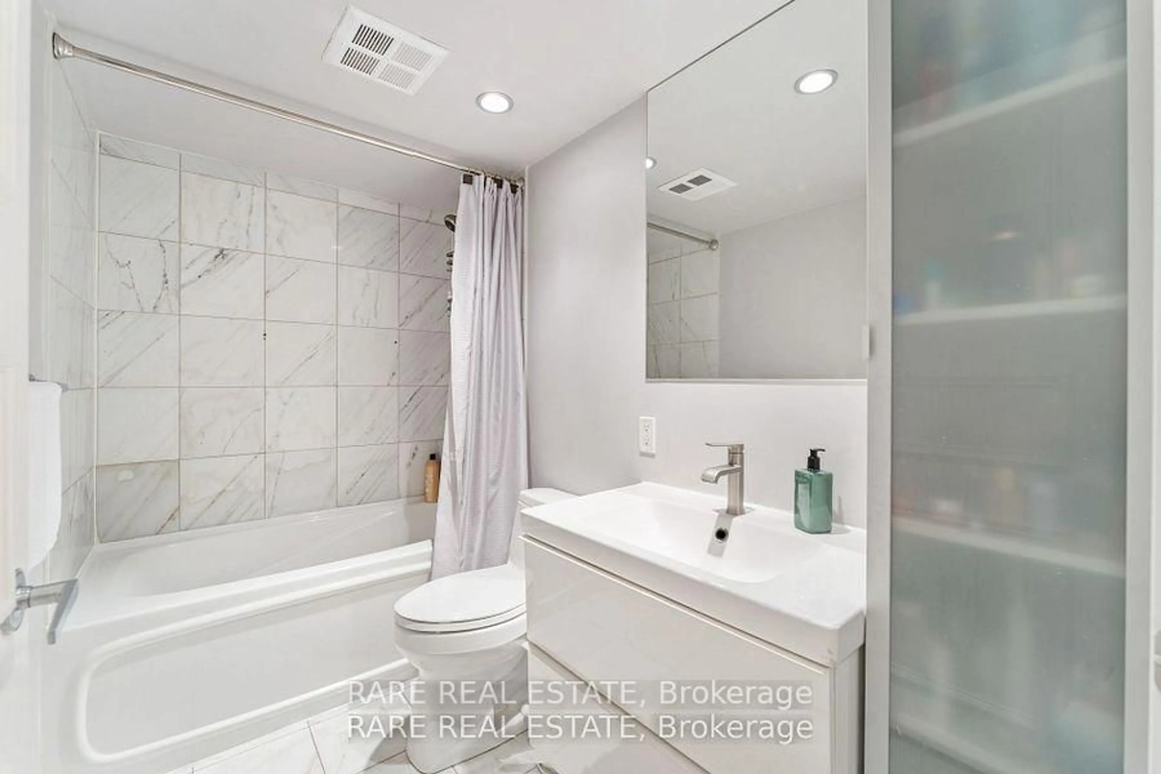 Standard bathroom, ceramic/tile floor for 8 York St #911, Toronto Ontario M5J 2Y2