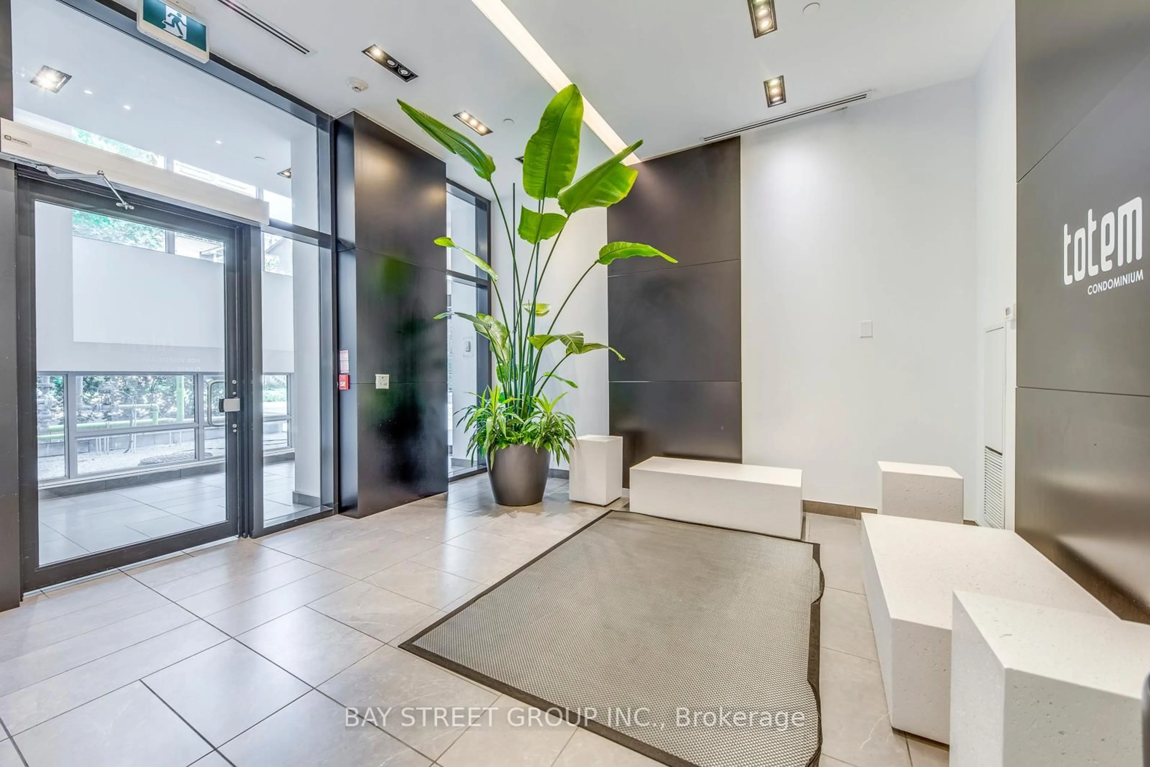 Indoor foyer for 17 Dundonald St #1601, Toronto Ontario M4Y 1K3