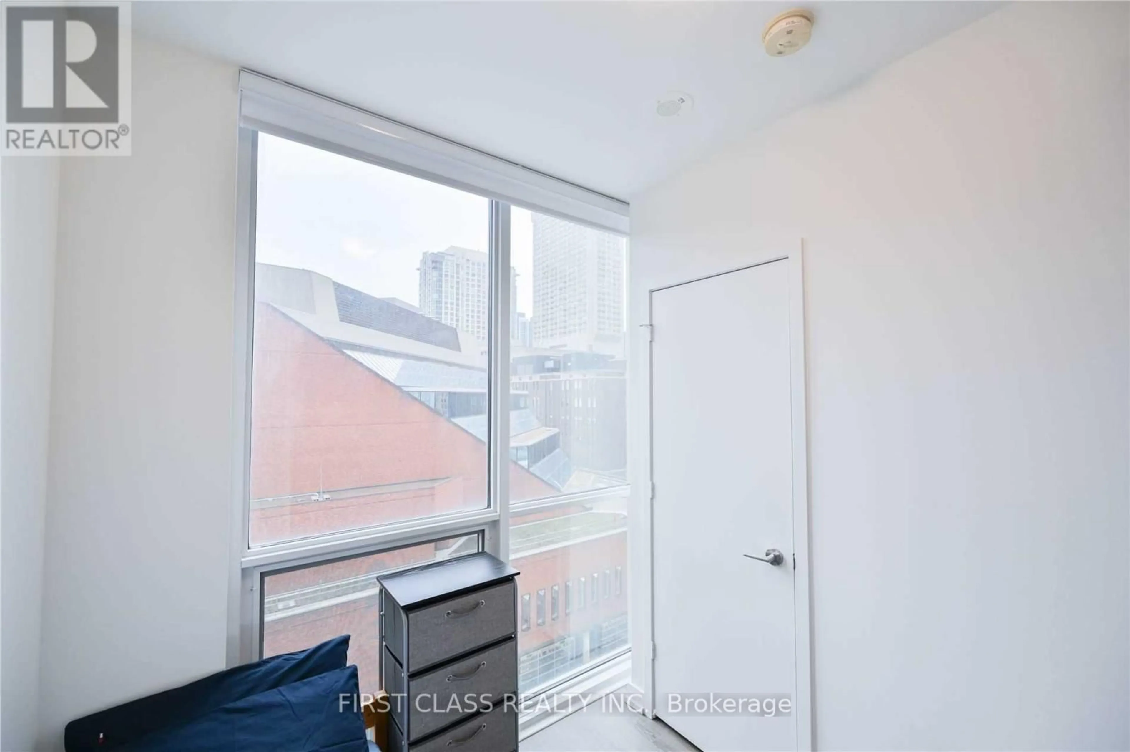 A pic of a room for 1 Yorkville Ave #608, Toronto Ontario M4W 1L1