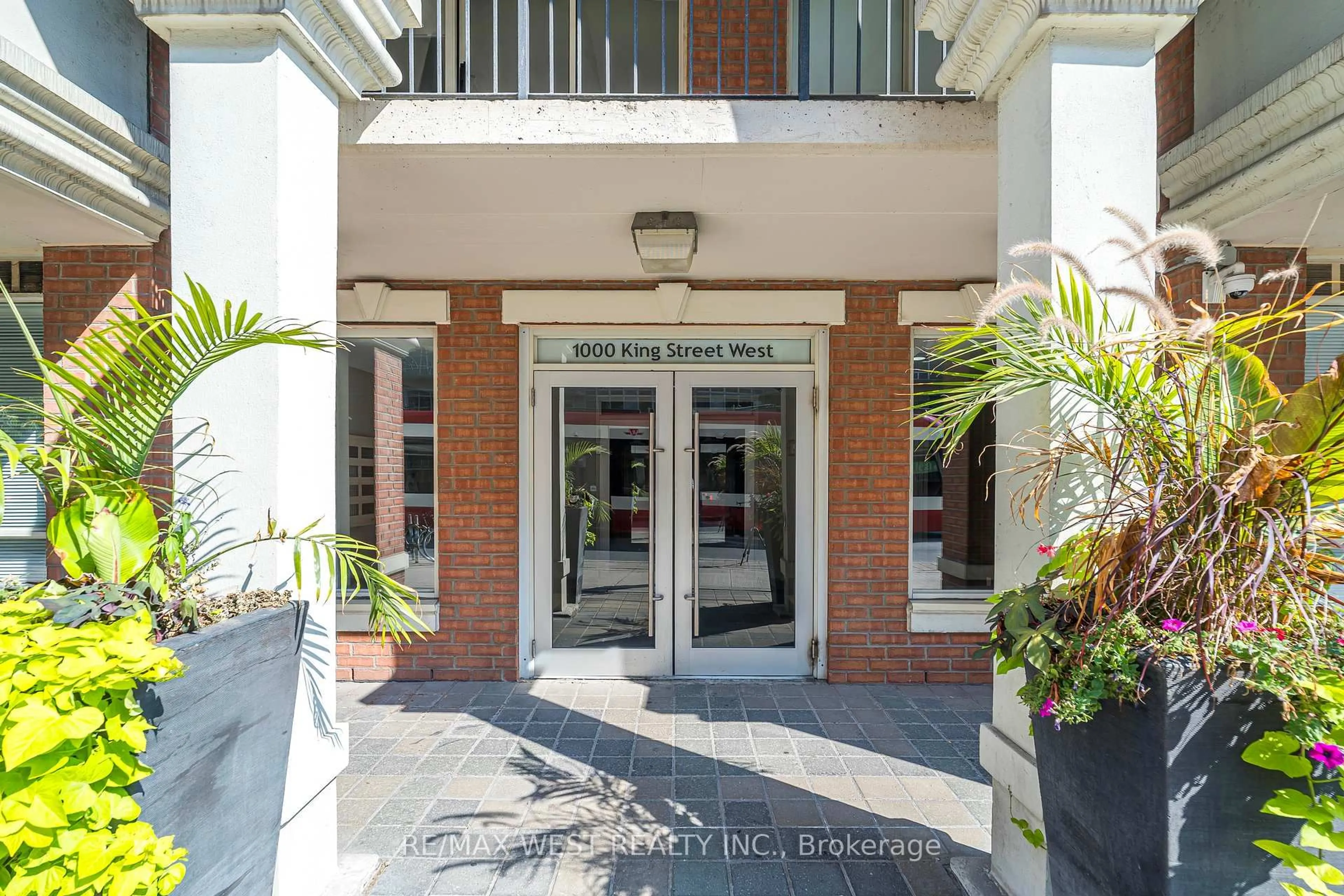 Indoor foyer for 1000 King St #209, Toronto Ontario M6K 3N1