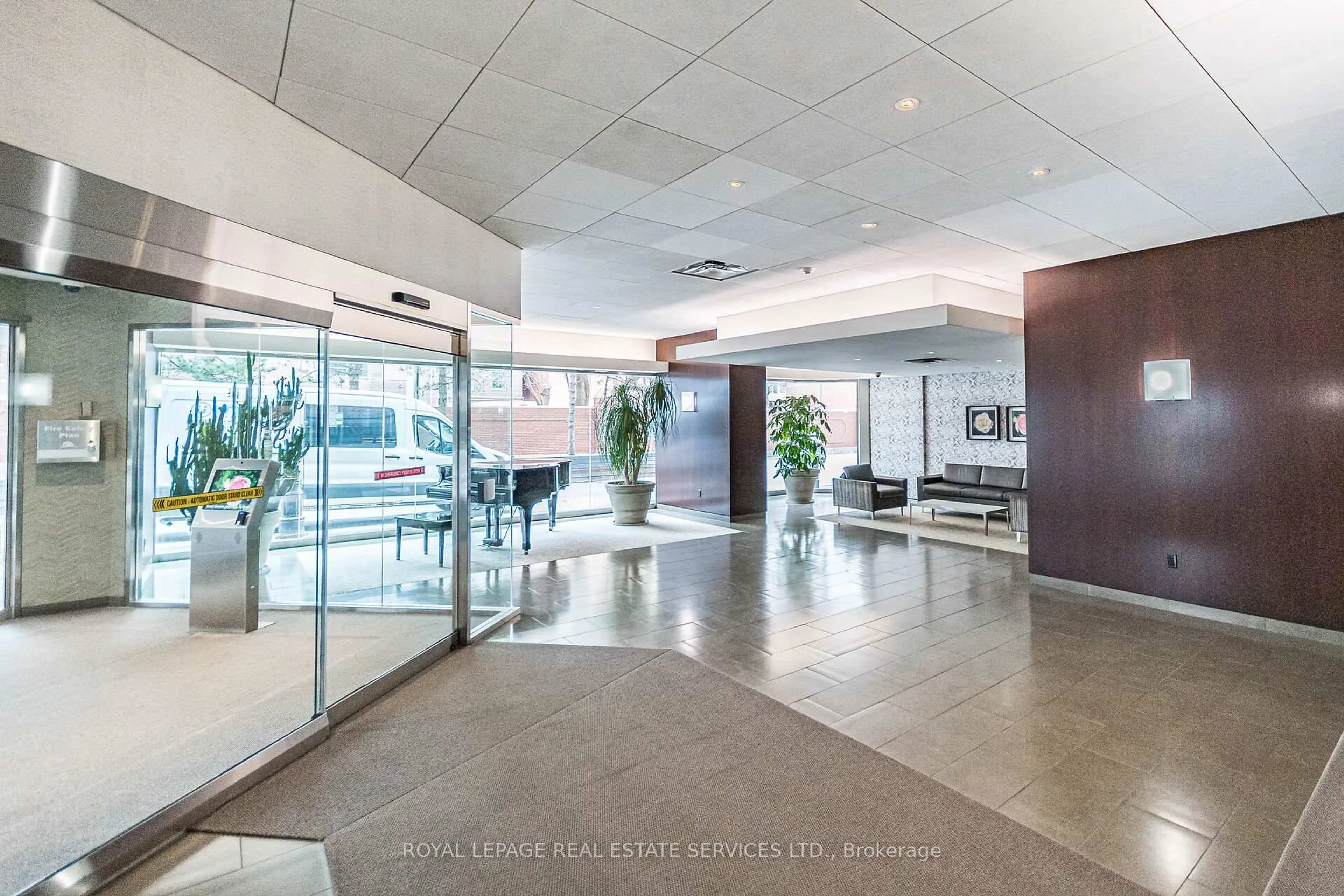 Indoor foyer for 705 King St #1614, Toronto Ontario M5V 2W8