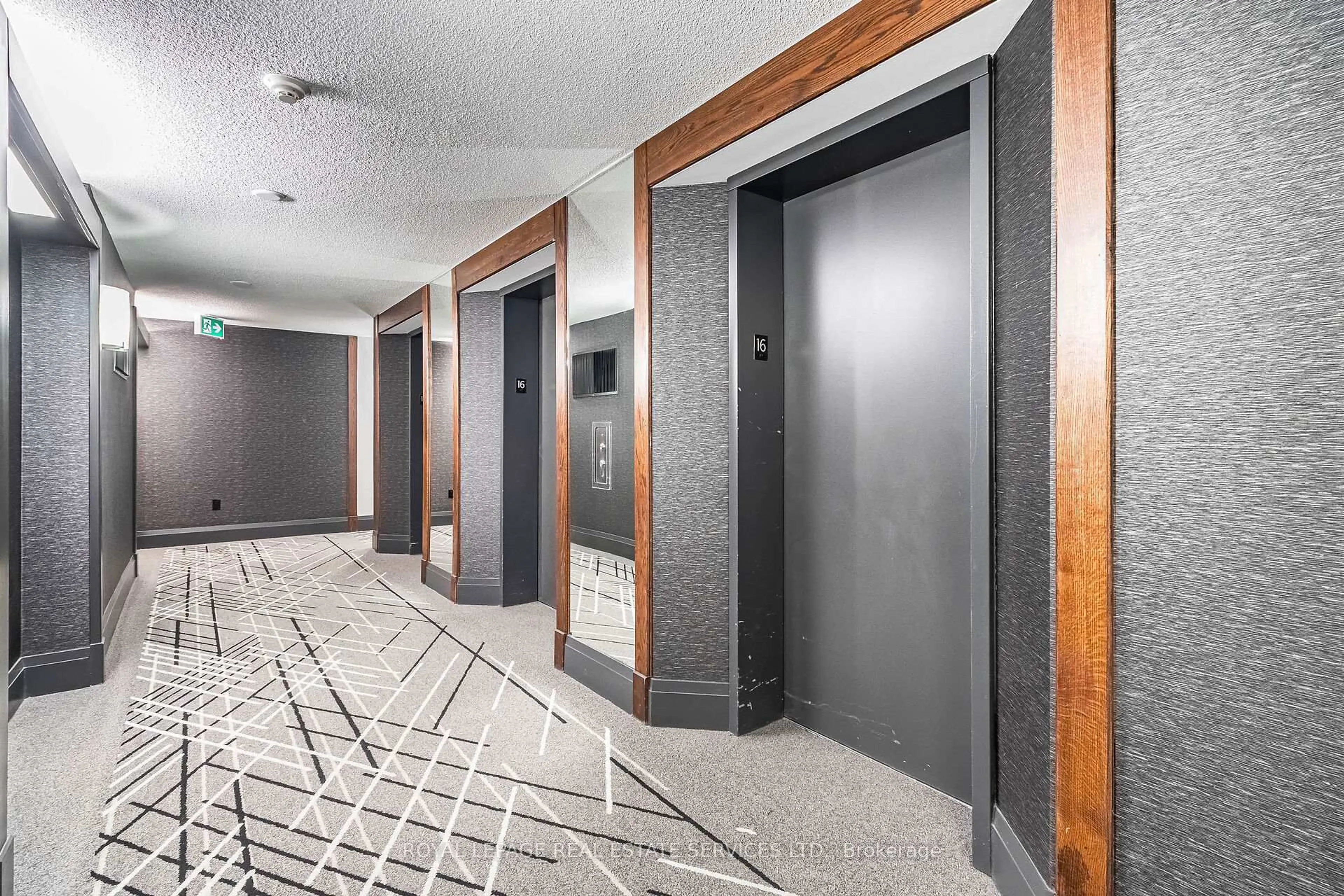 Indoor foyer for 705 King St #1614, Toronto Ontario M5V 2W8