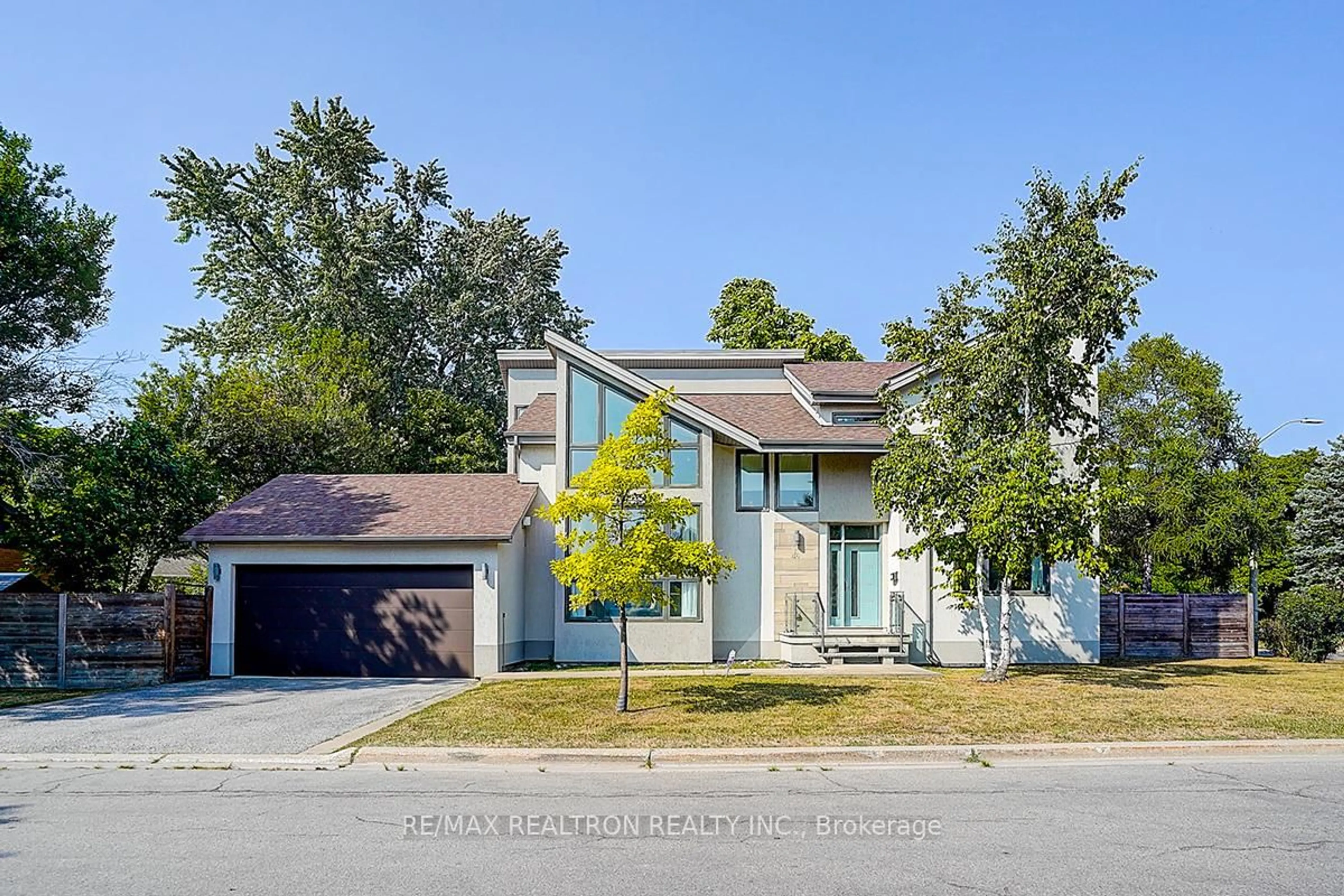 Home with vinyl exterior material, street for 46 Broadleaf Rd, Toronto Ontario M3B 1C4